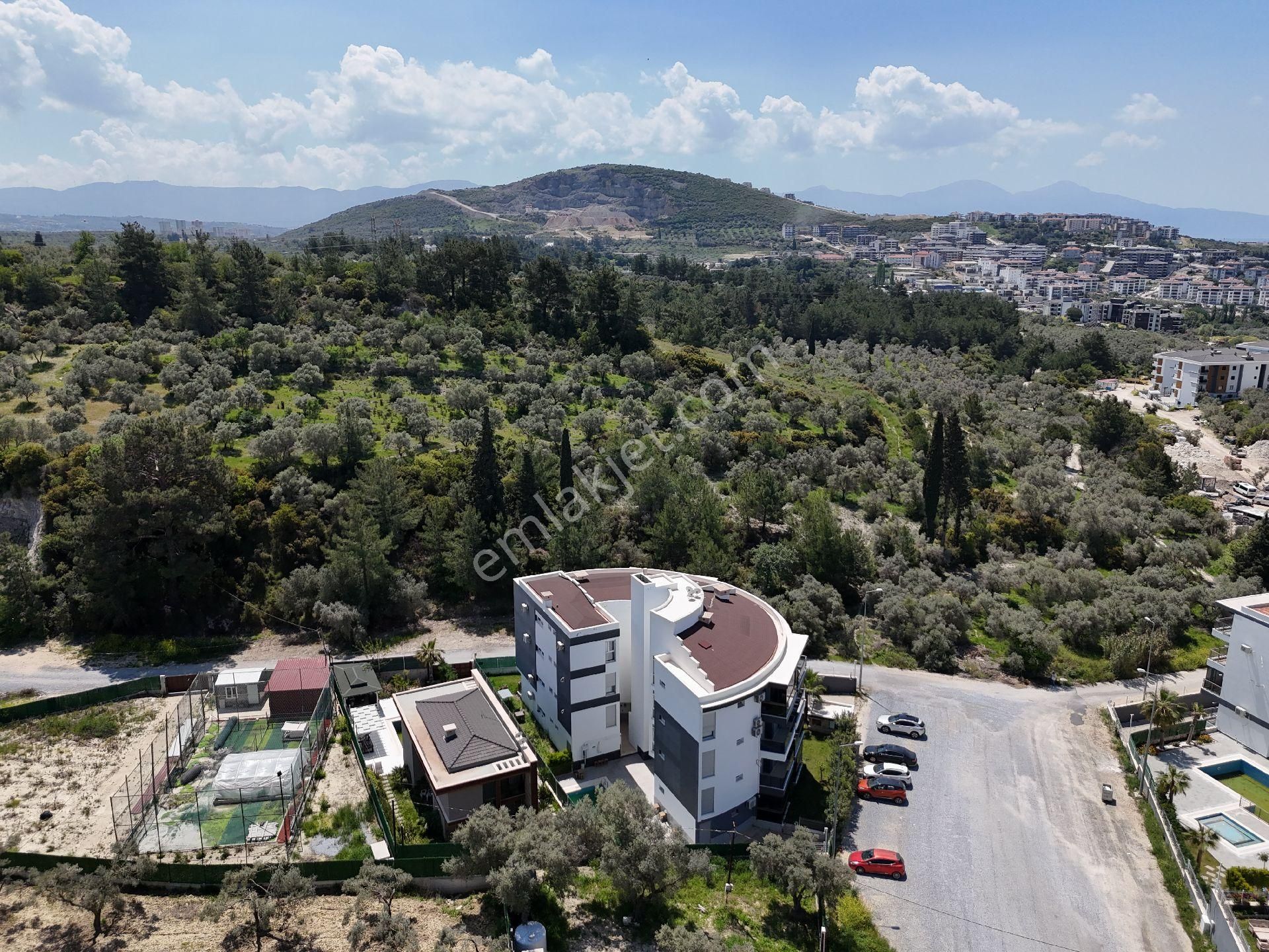 Kuşadasında Yeni Havuzlu Kapalı Otoparklı Site İçinde Kaloriferli Ebeveyn Banyolu Sıfır Daire - Görsel 4