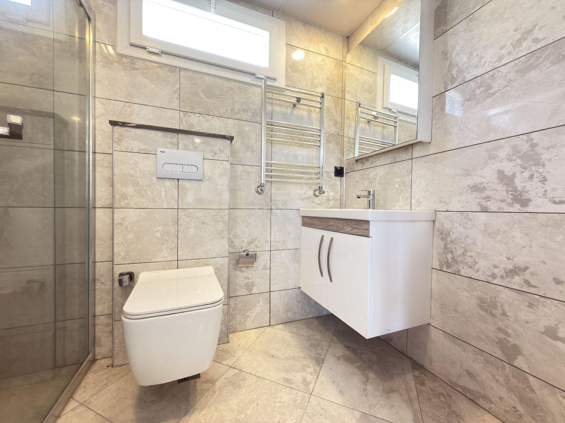 Kuşadasında Yeni Havuzlu Kapalı Otoparklı Site İçinde Kaloriferli Ebeveyn Banyolu Sıfır Daire - Görsel 29