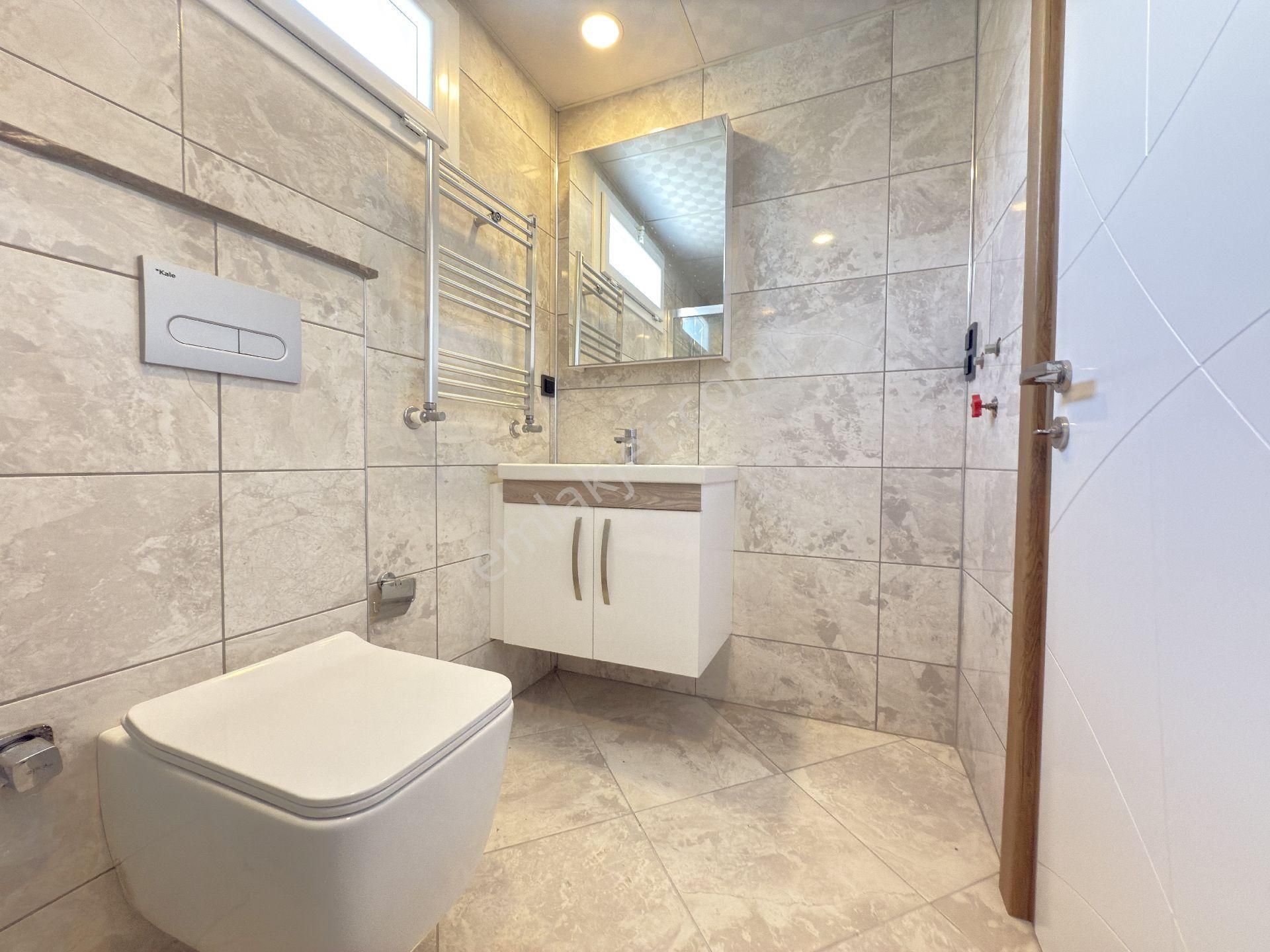 Kuşadasında Yeni Havuzlu Kapalı Otoparklı Site İçinde Kaloriferli Ebeveyn Banyolu Sıfır Daire - Görsel 30