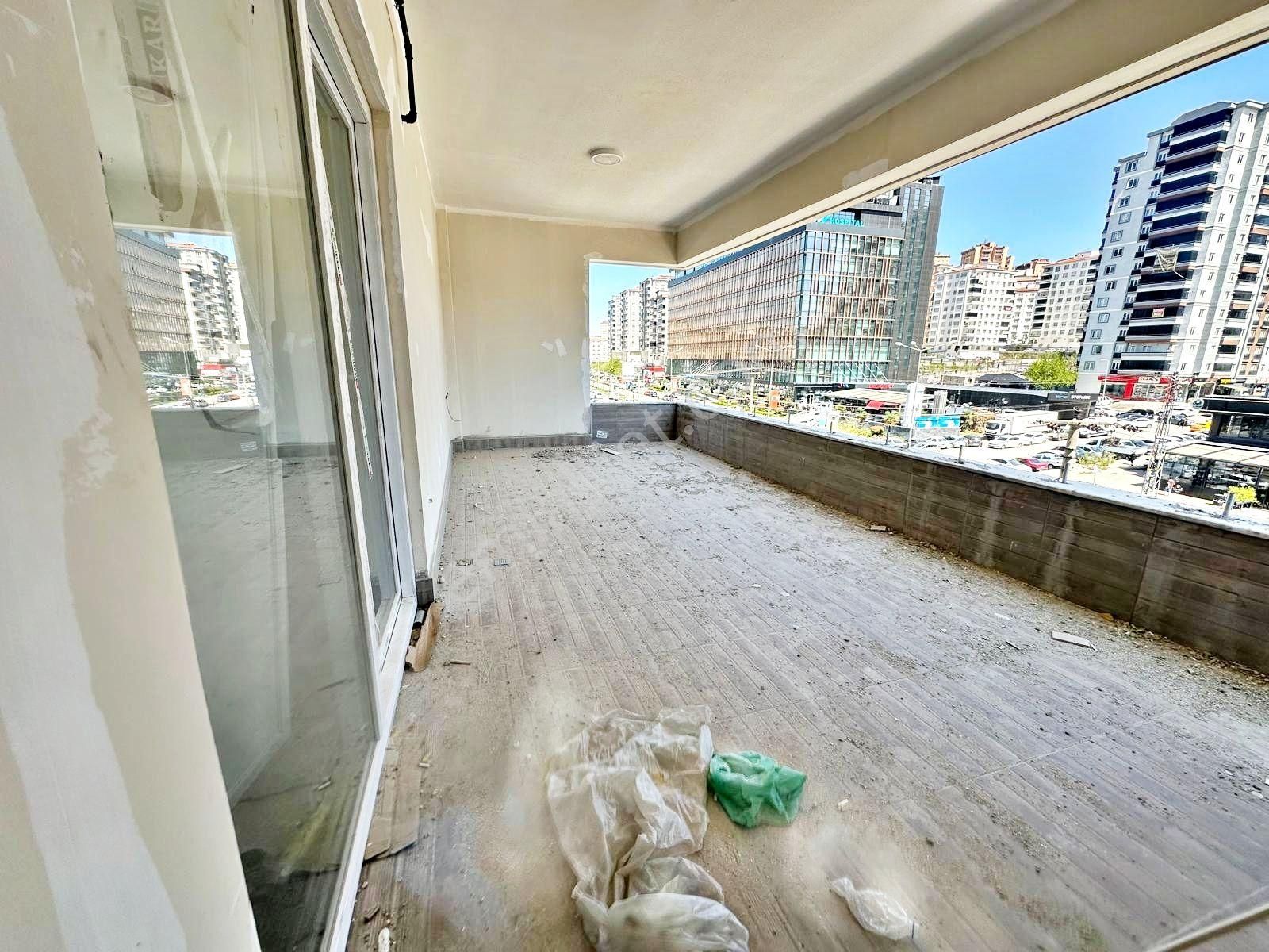 Liv Karşısı Geniş Balkonlu Yerden Isıtma Ultralüx 2+1 Daireler