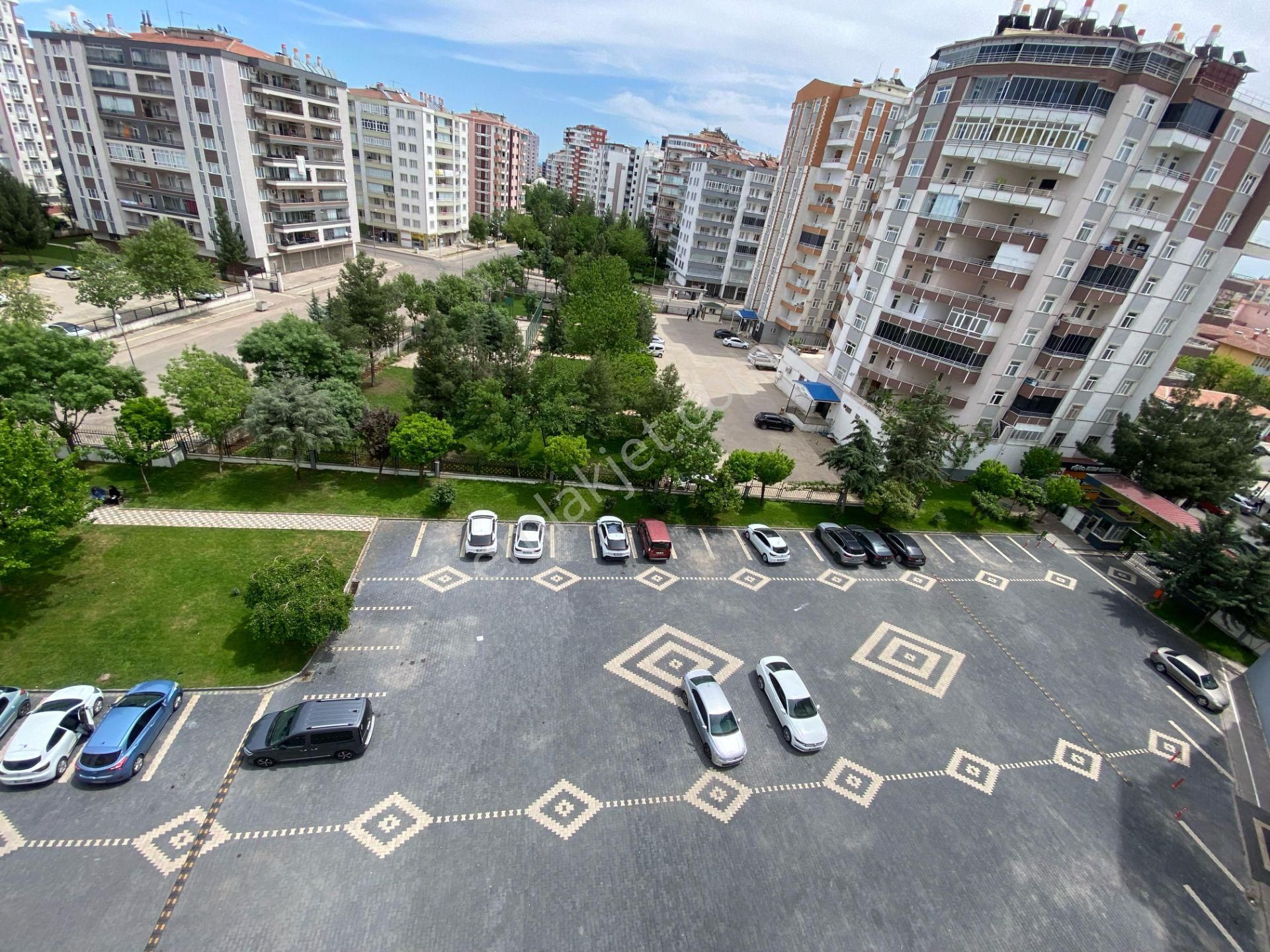 Tekel Kavşağı 75 Cadde Başında 4+1 Acil Satılık Daire