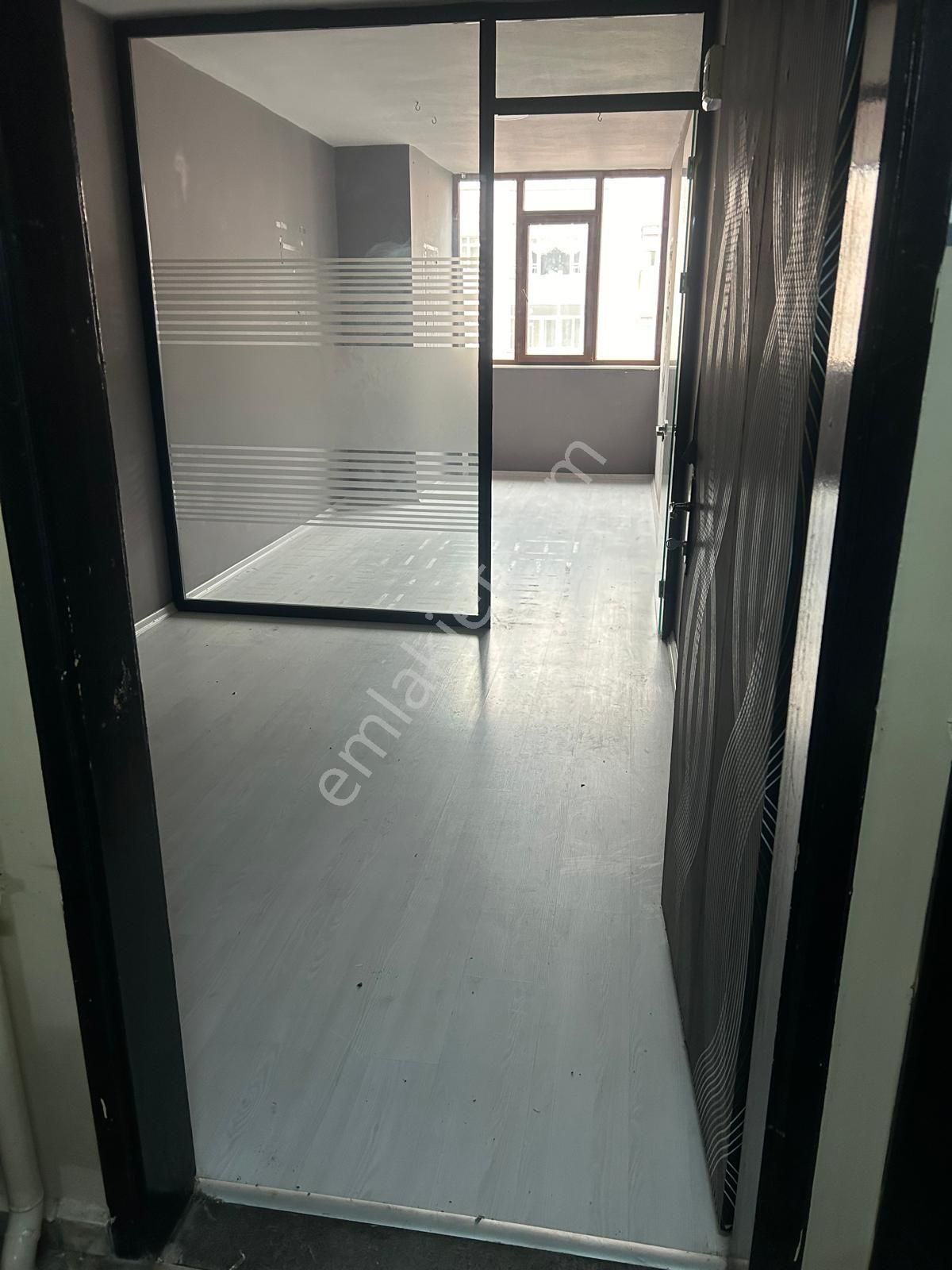 Avcılar Merkezde Asansörlü Ofıs