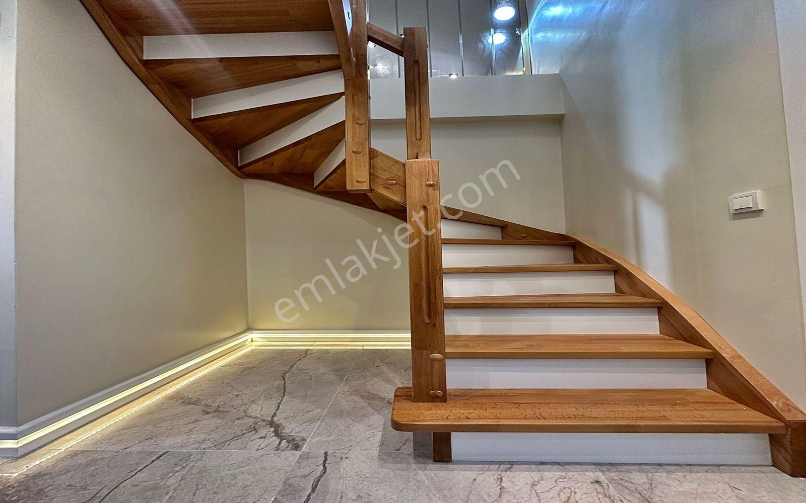 Metrobüse 5 Dk Yürüme Mesafesinde 3+2 200 M2 Yönetmeliğe Uygun Sıfır Dubleks