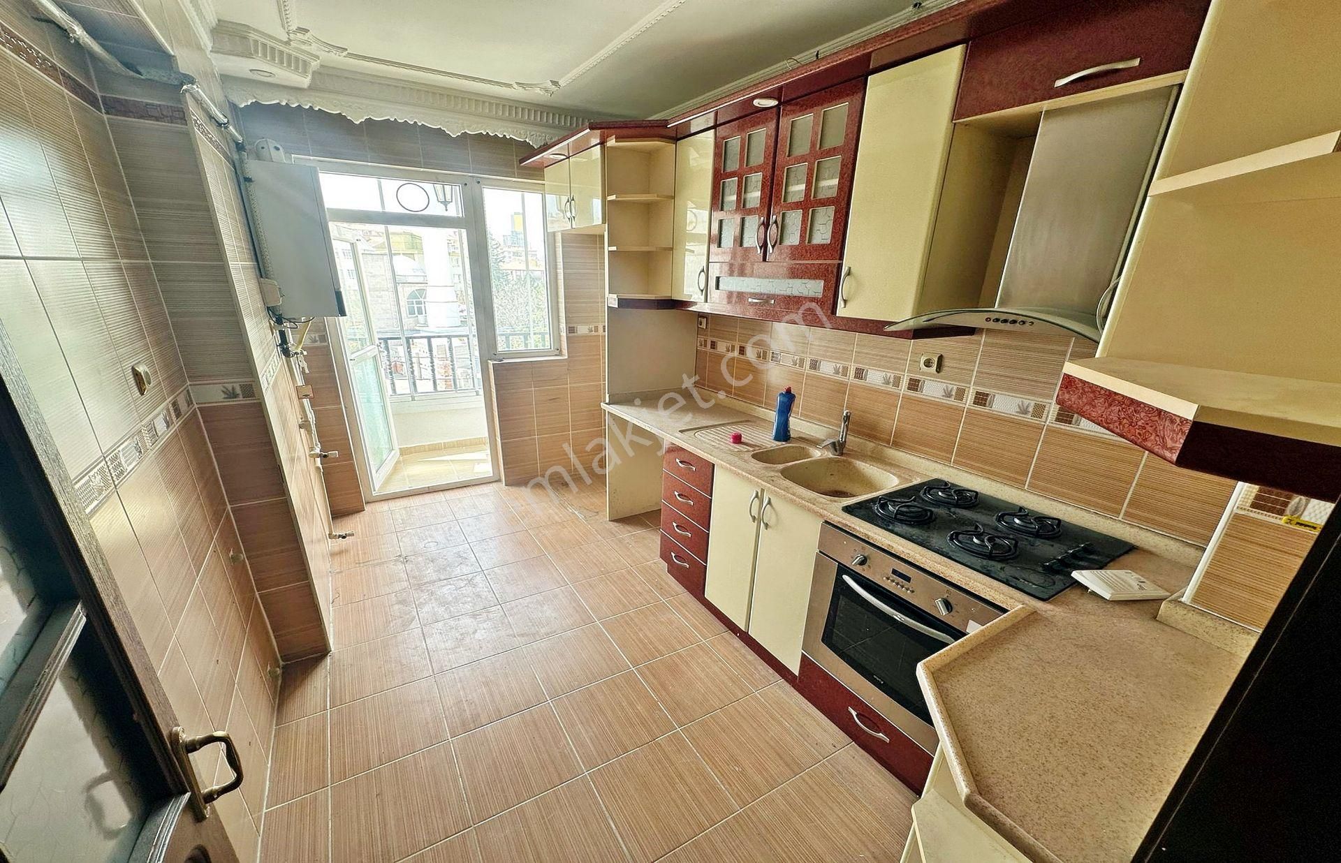 Esertepe Mahallesi Merkezi Konumlu Asansörlü Çift Balkon Ara Katta 3+1 Daire