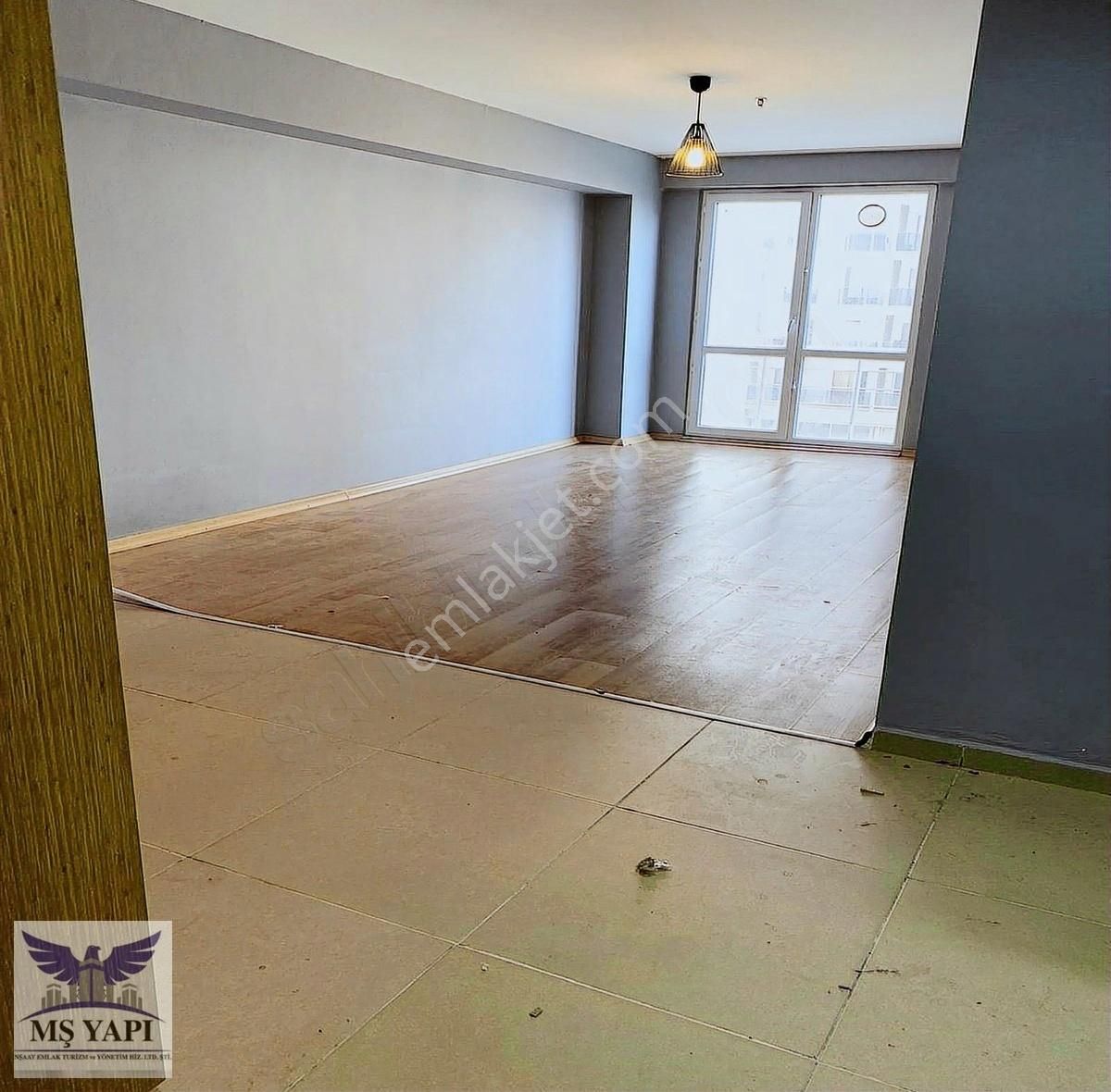 Metrobüse Yürüme Mesafesinde Siteiçi Temiz 1+1 Boş Kiralık