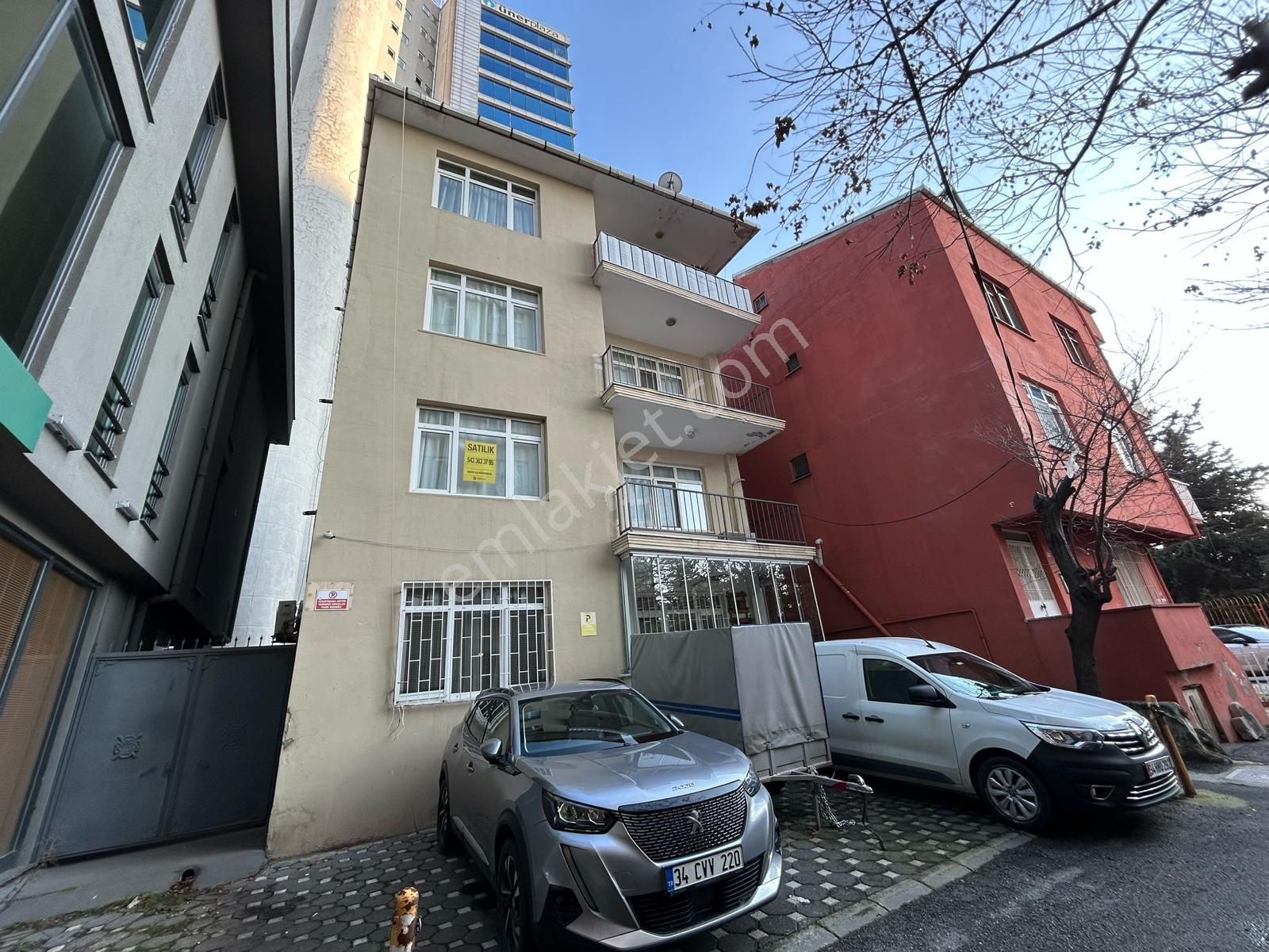 Kozyatağı Metroya Yakın, Plazalar Bölgesinde 2+1 Net 100m2 Daire