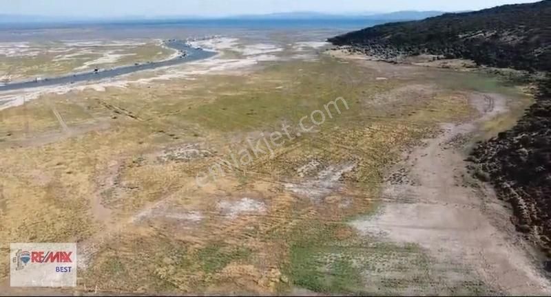 Foça Yenibağarasında Köşe Konum Deniz Yakını Tarla