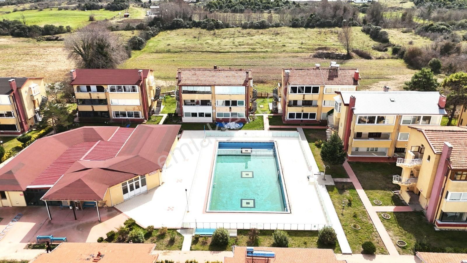 Huzur.. Denize Sıfır Havuzlu 7/24 Güvenlikli Bahçe Kullanımlı