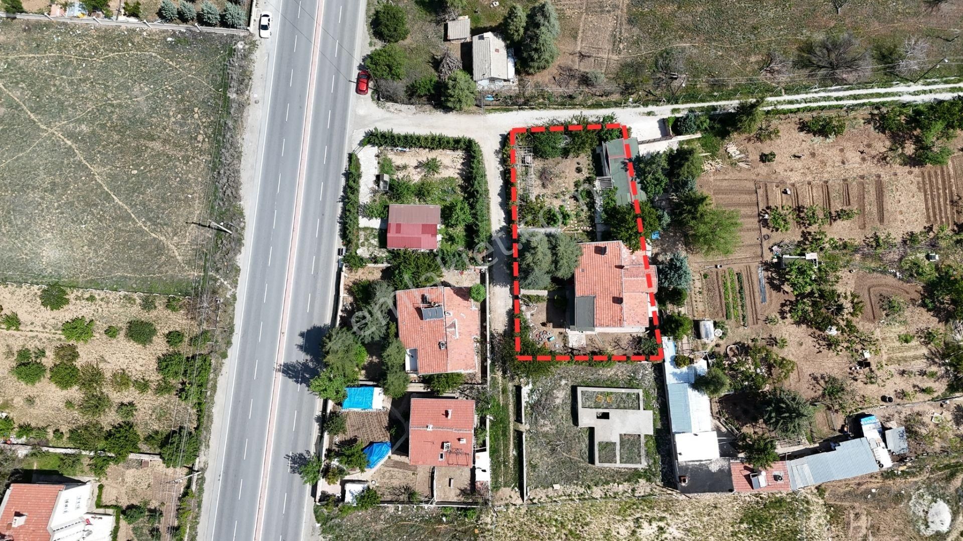 Karaca'dan Karahüyükte 1.041 M2 Anayola 20 Metre Tarla