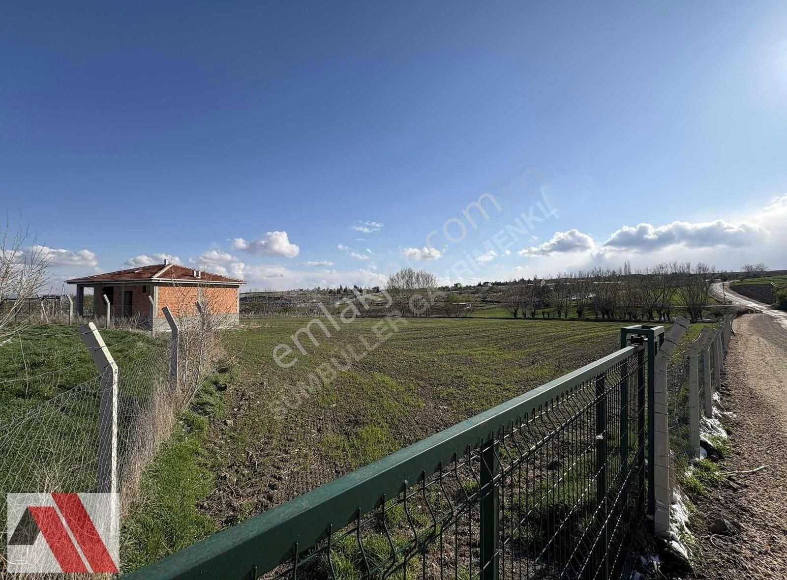 Sümbüller'den Asfalt Yol Cepheli Köşe 10.000 M2 Arazi