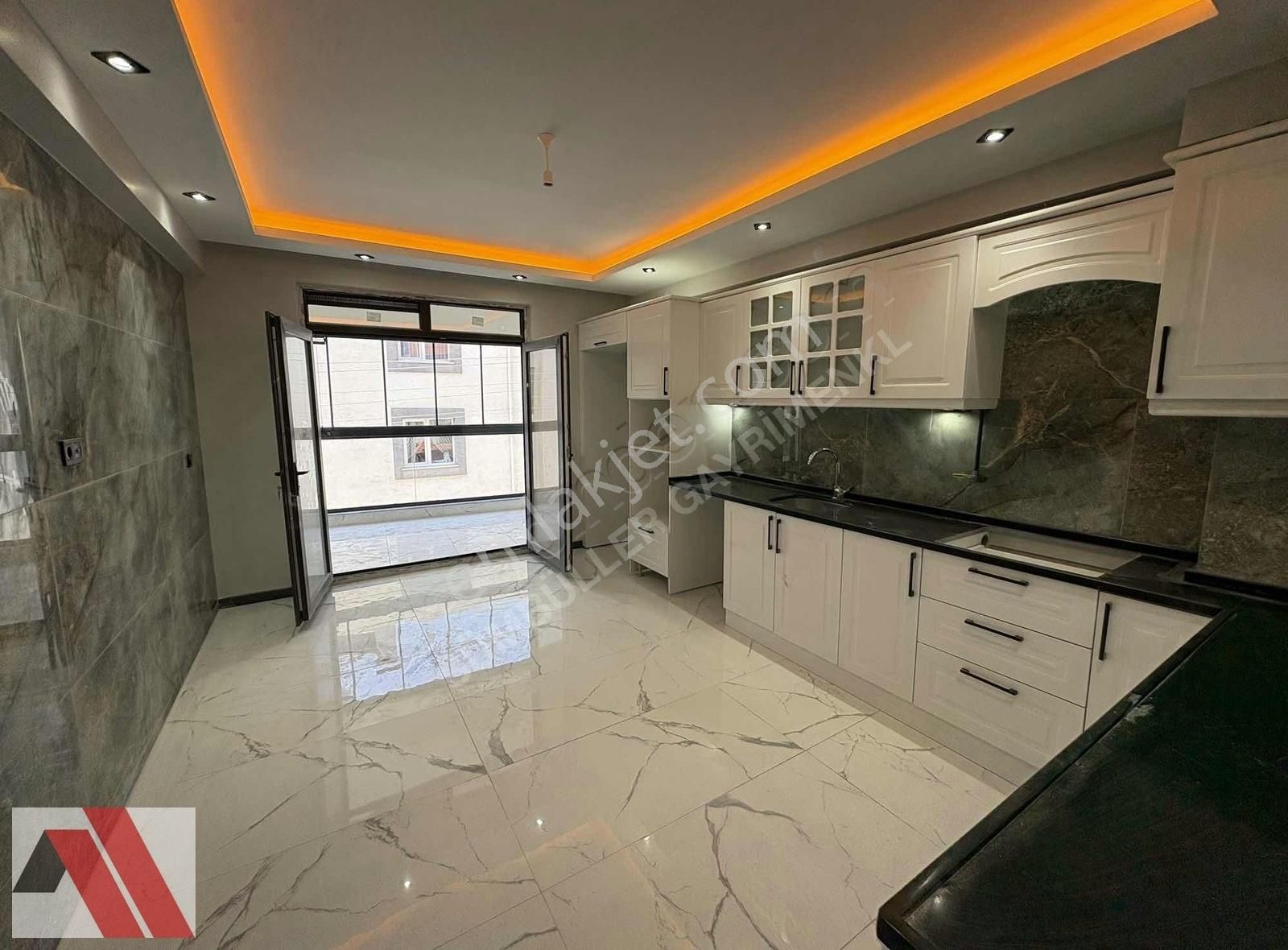 Sümbüller'den Çift Balkonlu Kilerli Y.ısıtmalı 170m2 Geniş 3+1