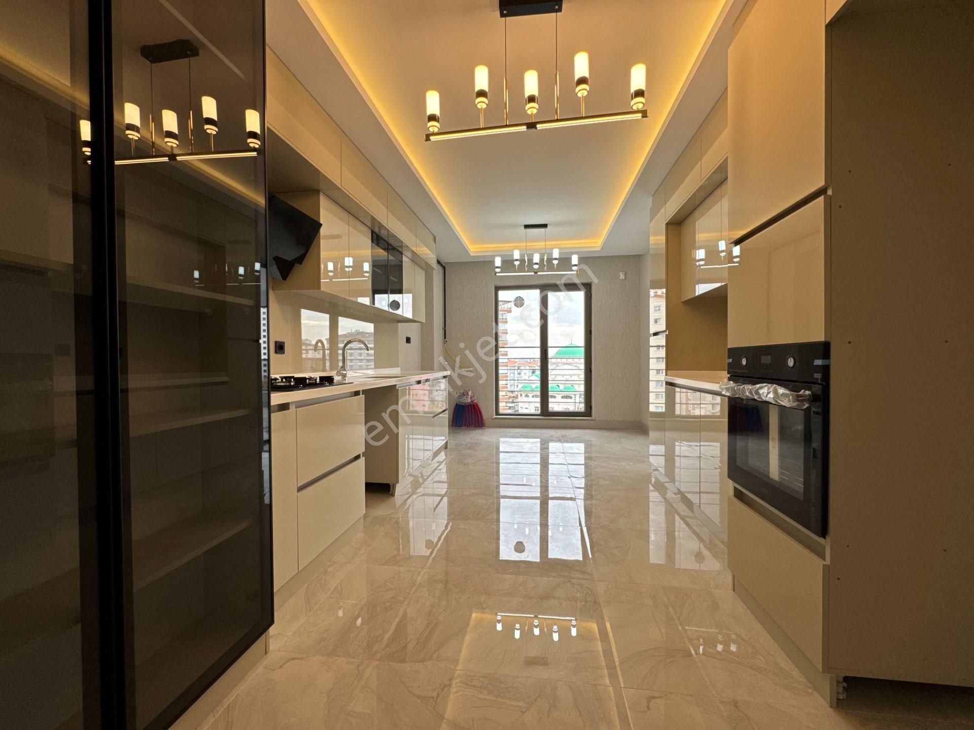 Burak'tan Bulvar Üzerinde Ultralüks Sitede G.odalı K.garajlı Şık Mimari 4+1