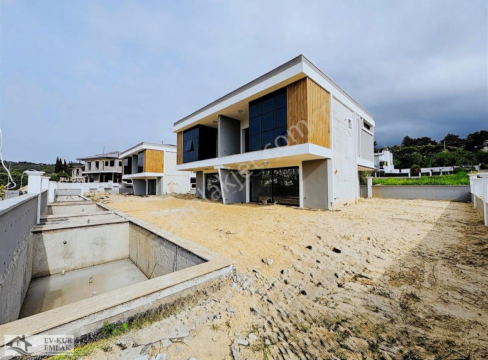 Kuşadası Davutlar'da Müstakil Özel Havuzlu Fırsat 3+1 Villa