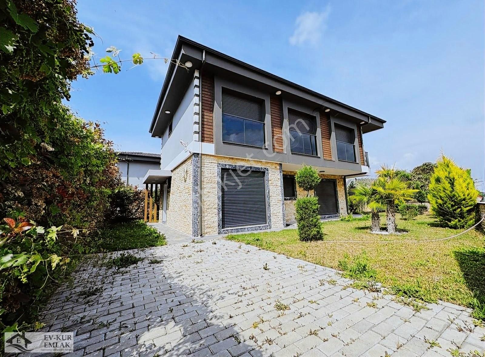 Kuşadası'nda Müstakil Özel Havuzlu Geniş Bahçeli 4+1 Lüks Villa