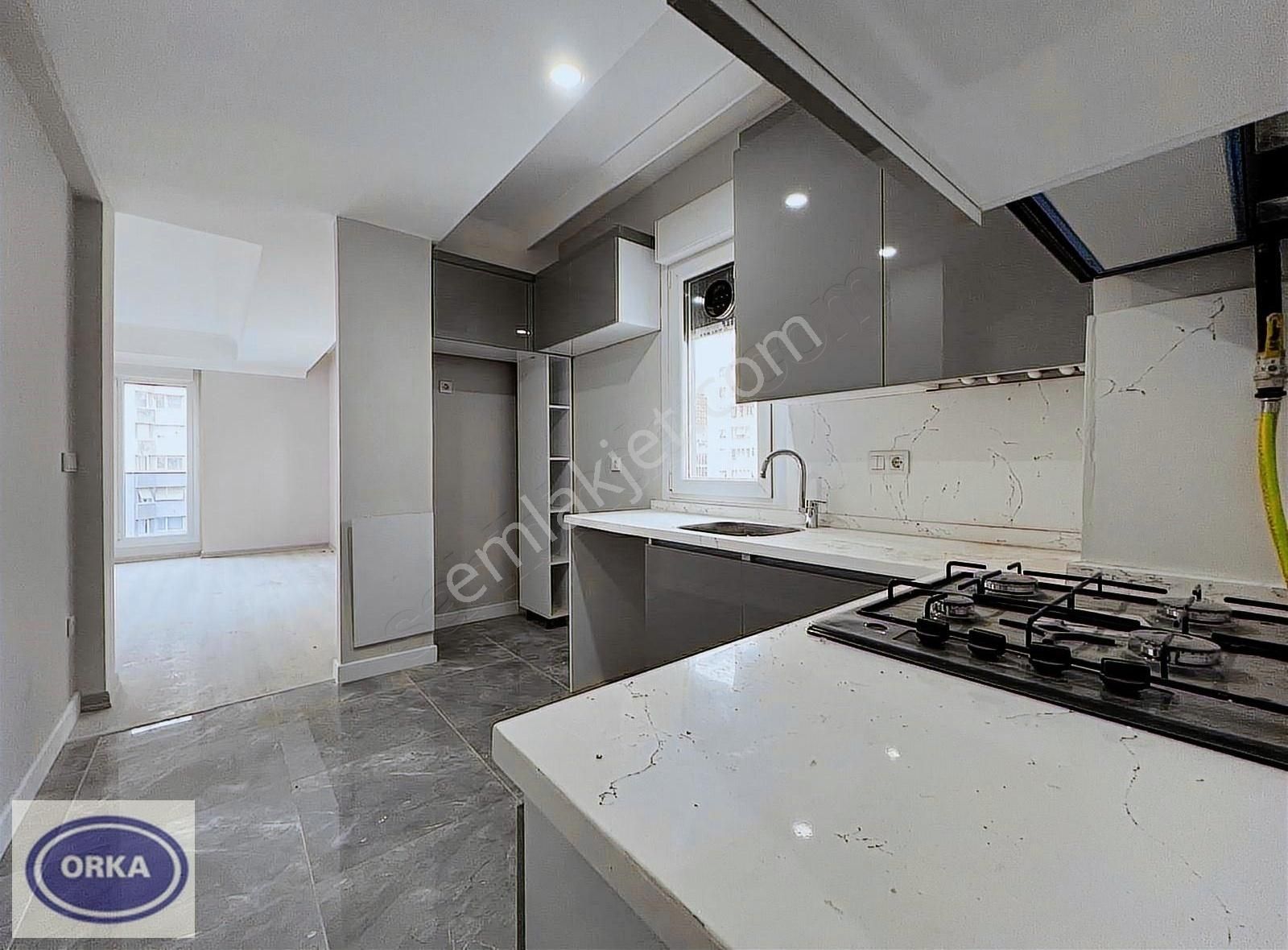 Suadiye'de Caddeye Yakın 2+1 Sıfır Binada Ara Katta 65m²net