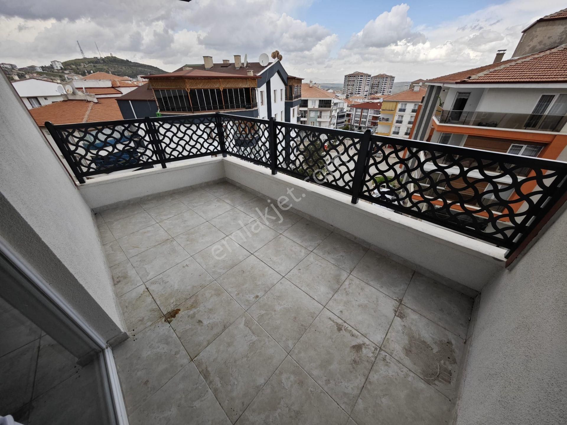 Beşikkaya'da Ebeveyn Banyolu Asansörlü 145 M2 3+1 Katta Satılık Daire !! - Görsel 32