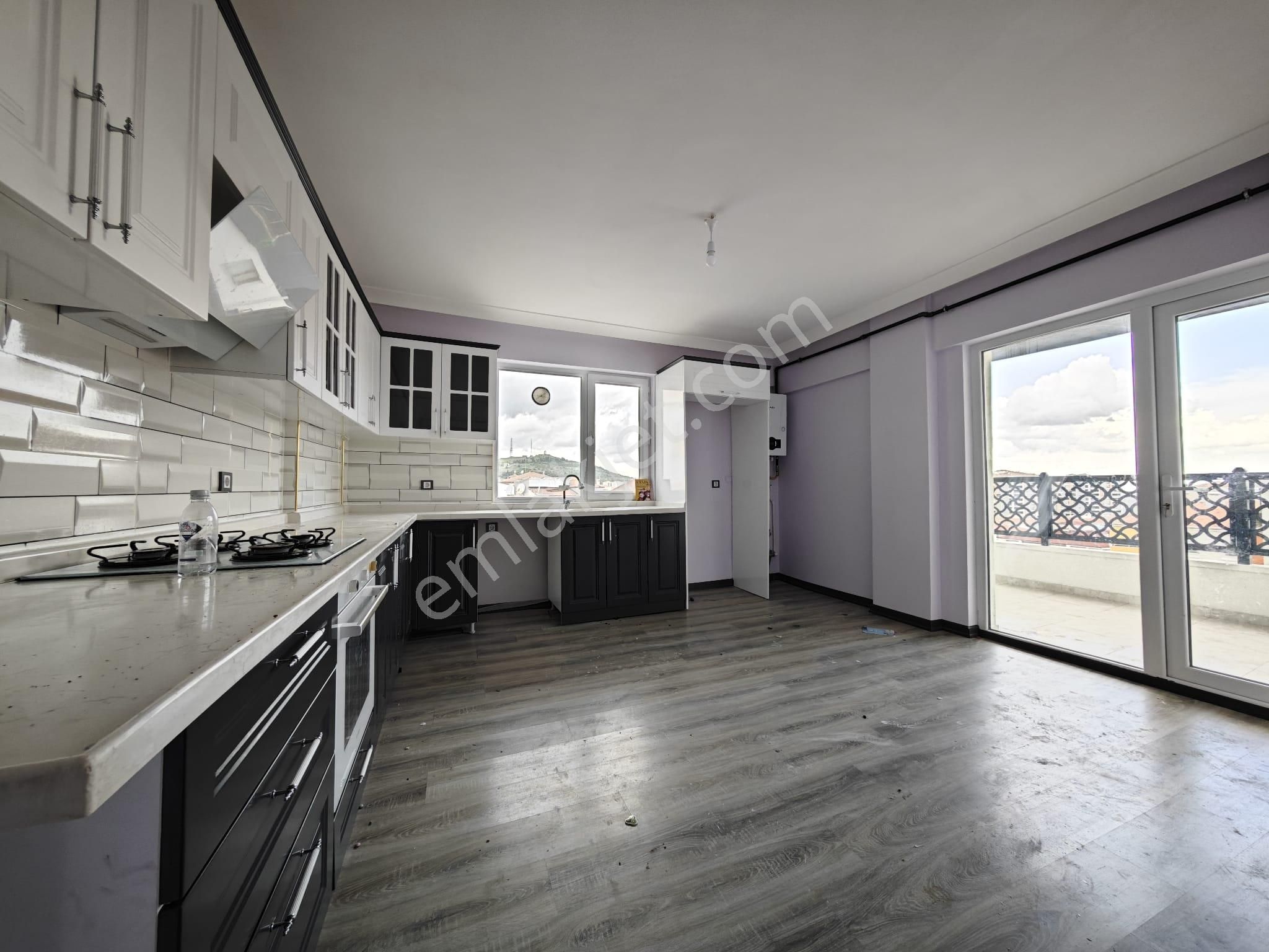 Beşikkaya'da Ebeveyn Banyolu Asansörlü 145 M2 3+1 Katta Satılık Daire !! - Görsel 2