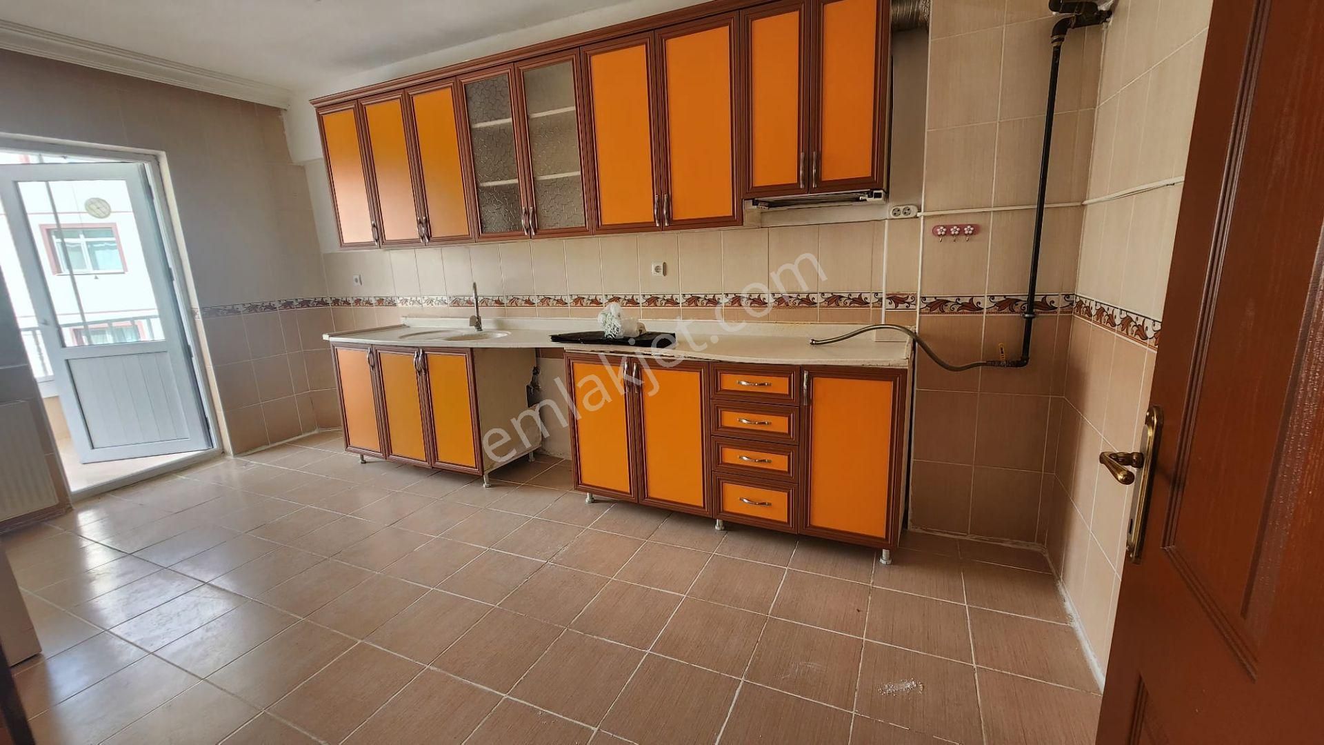 Nasip Emlak'tan 3+1 Çift Banyolu Kilerli 135 M2 Ara Kat Fırsatt Daire