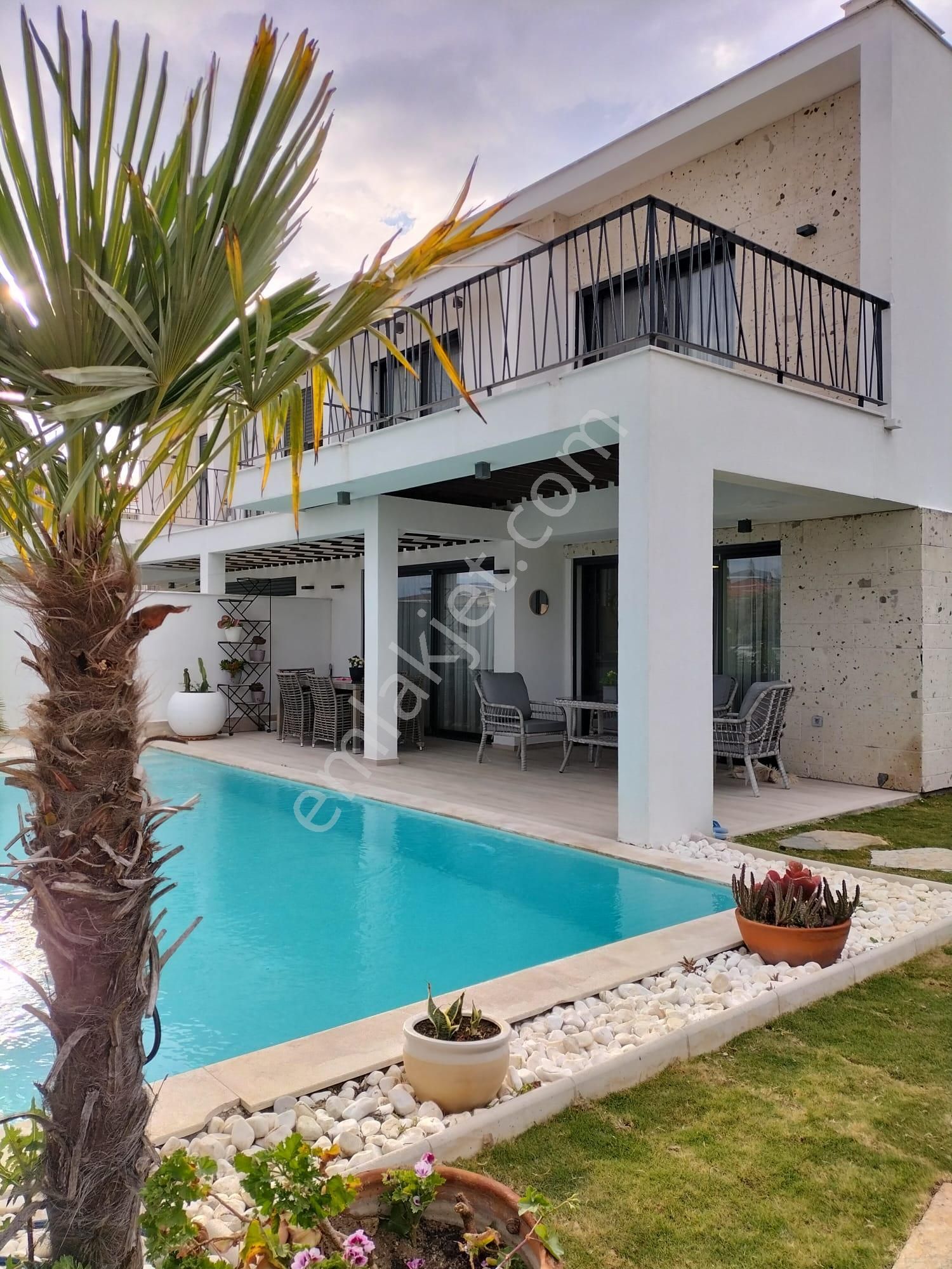 Alaçatı'da Sezonluk Kiralık Müstakil Havuzlu Dubleks Villa