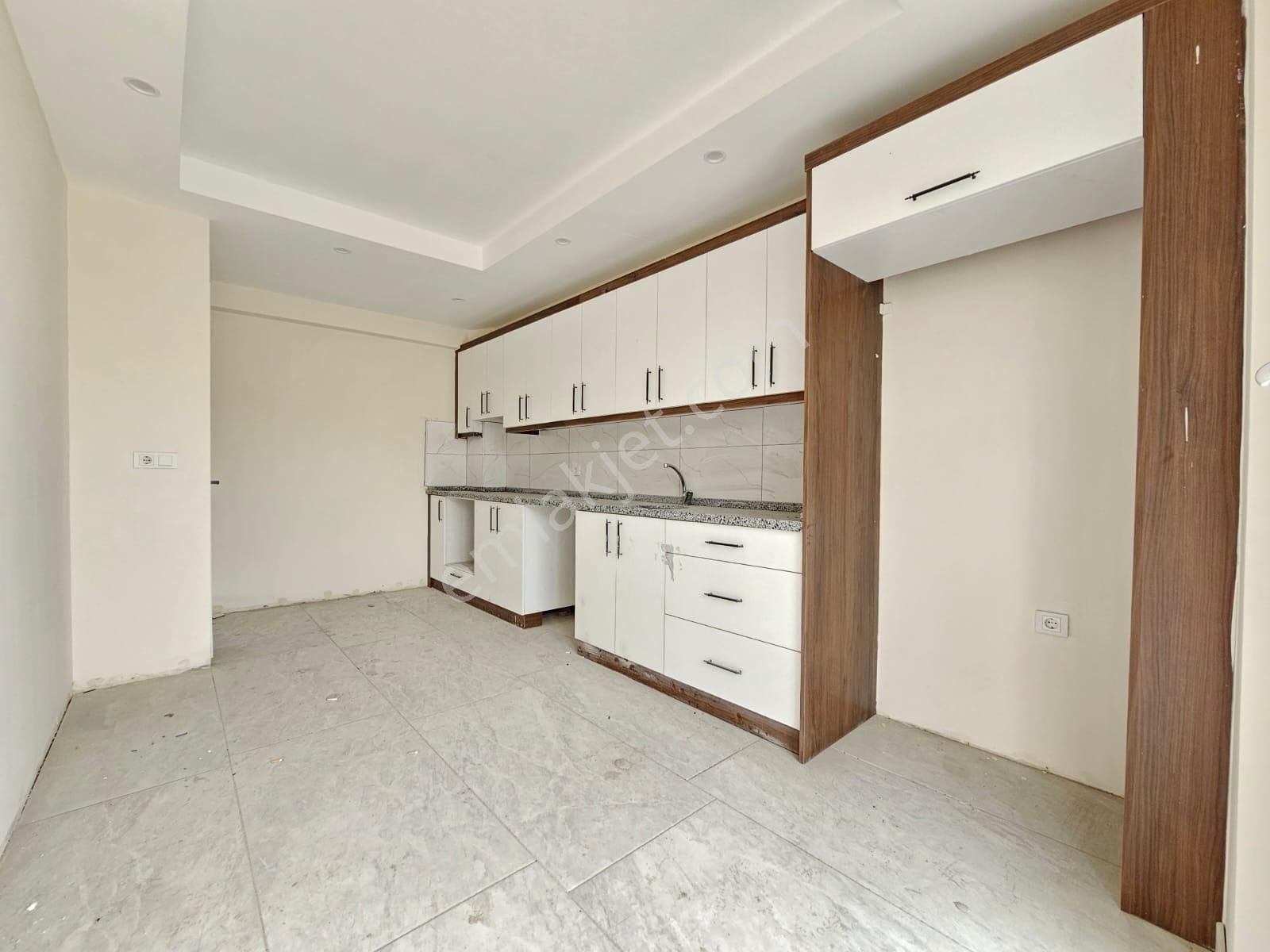Denizli Şemikler'de 3+1 140m2 Muhteşem Konumda Fırsat Ara Kat Satılık Daire