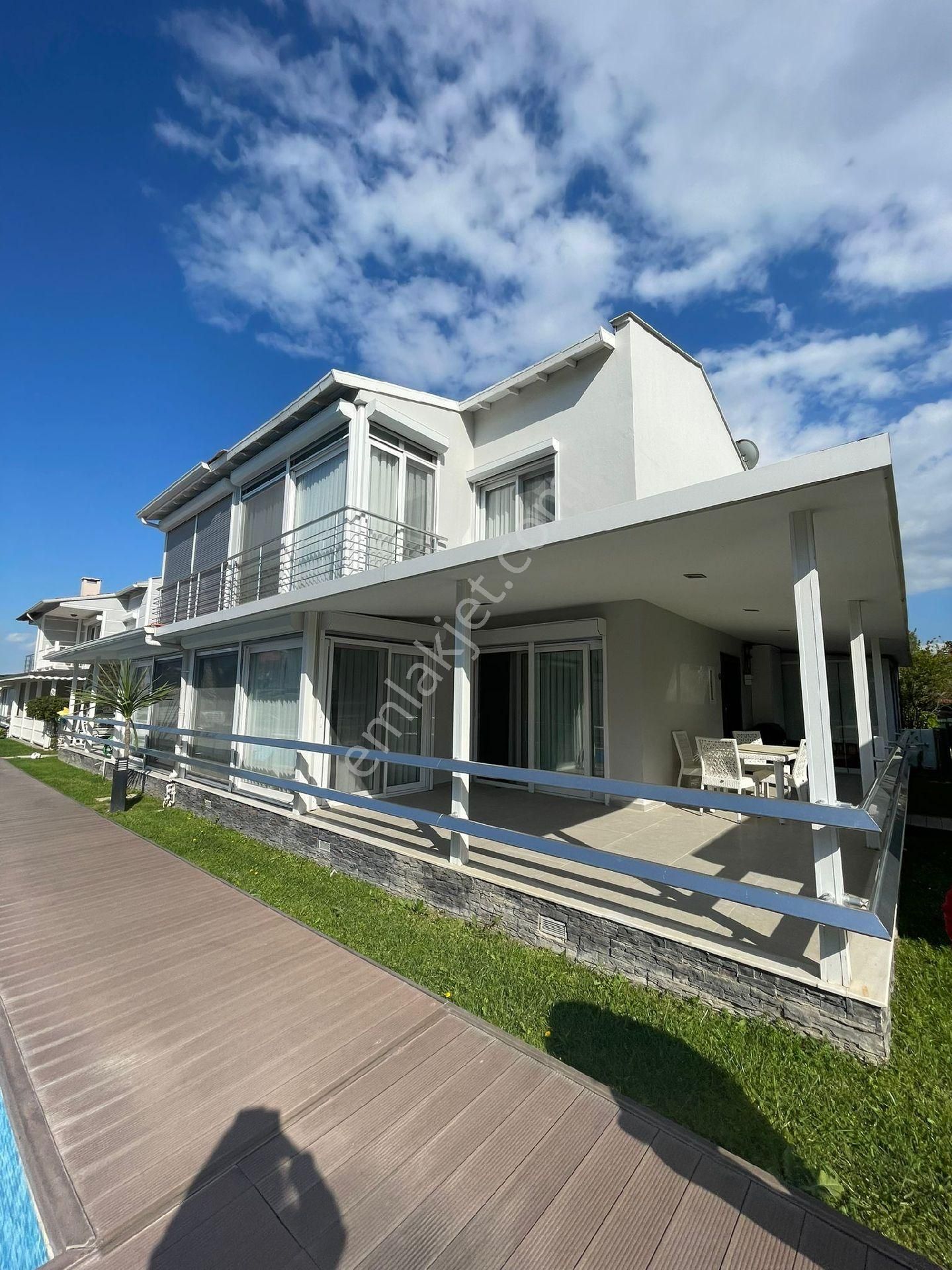 Urla Çeşmealtında 3+1 Geniş Site İçinde Havuzlu Villa - Görsel 11