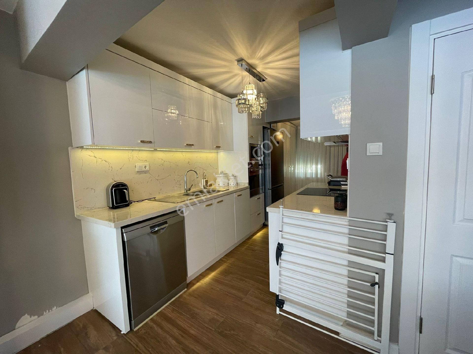 Urla Çeşmealtında 3+1 Geniş Site İçinde Havuzlu Villa - Görsel 9