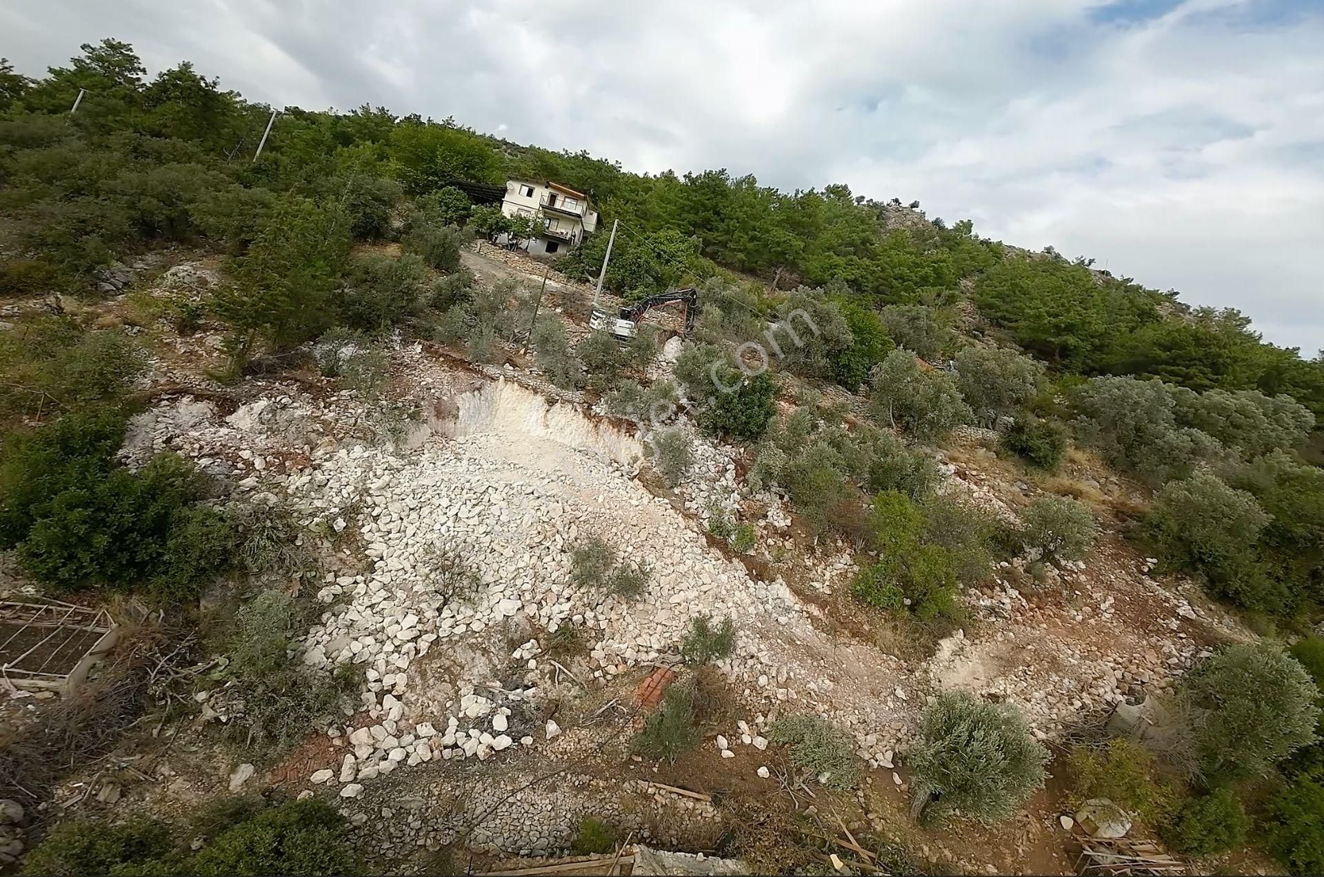 Fethiye Yakacık'ta Doğa İle İç İçe, Köyiçinde Muhteşem Manzaralı 988m2 Satılık Arsa