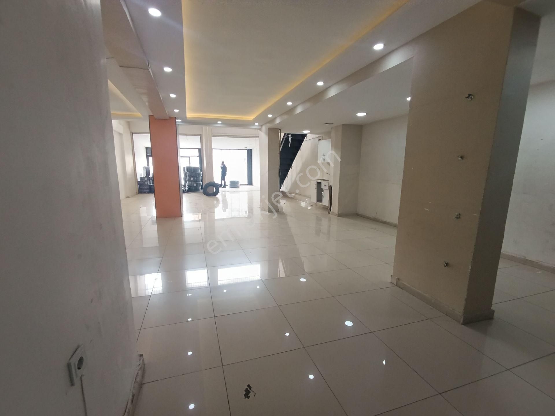 Urfa Yolu Tepeşehir Kavşağında 200m² Kiralık Dükkan
