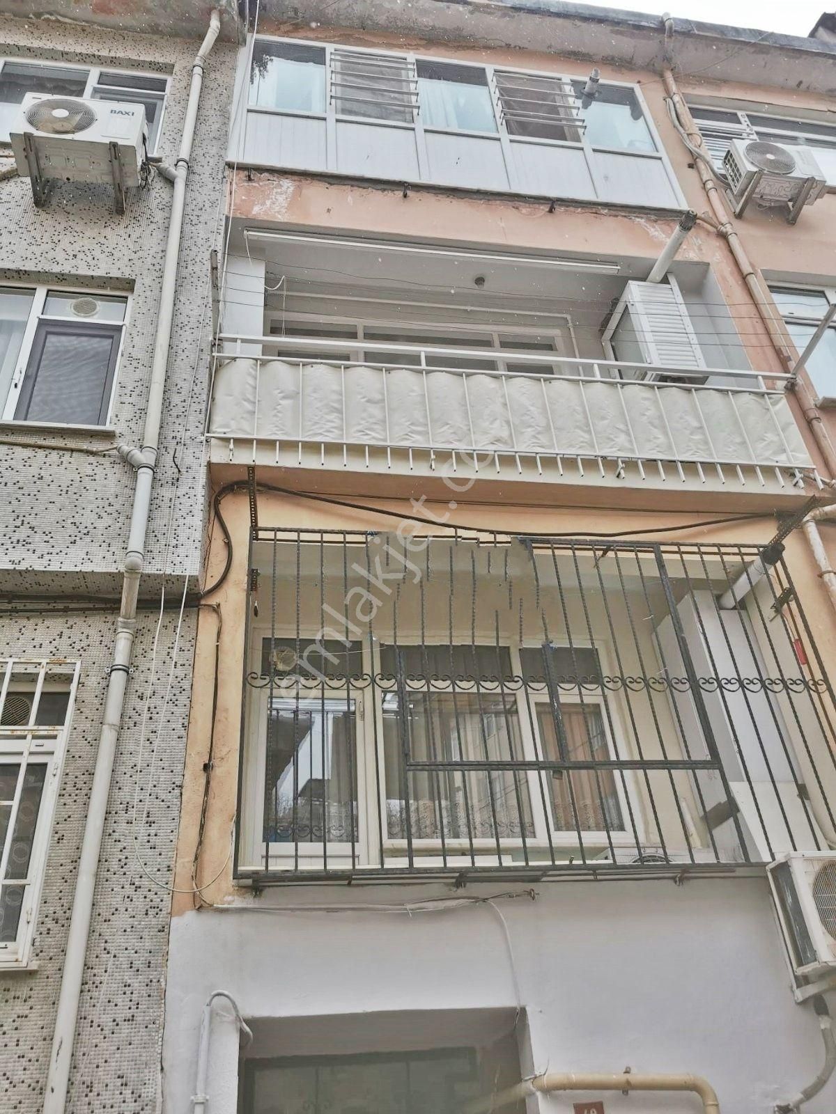 Üsküdar Merkezde Çarşıya Yakın 2+1 Kombili Daire Emlak Masası