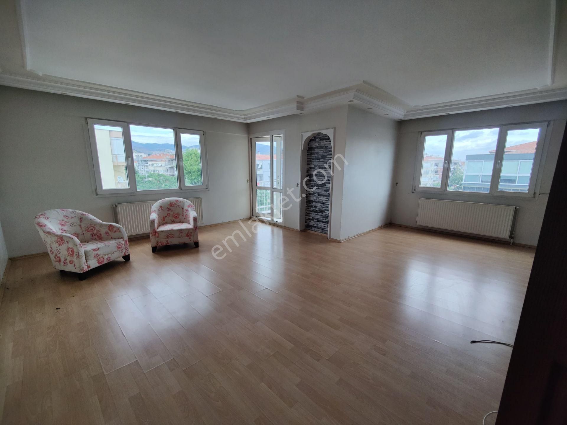 Karşıyakada İzbana Yakın Köşe Ferah Bakımlı 3+1 Kiralık Daire