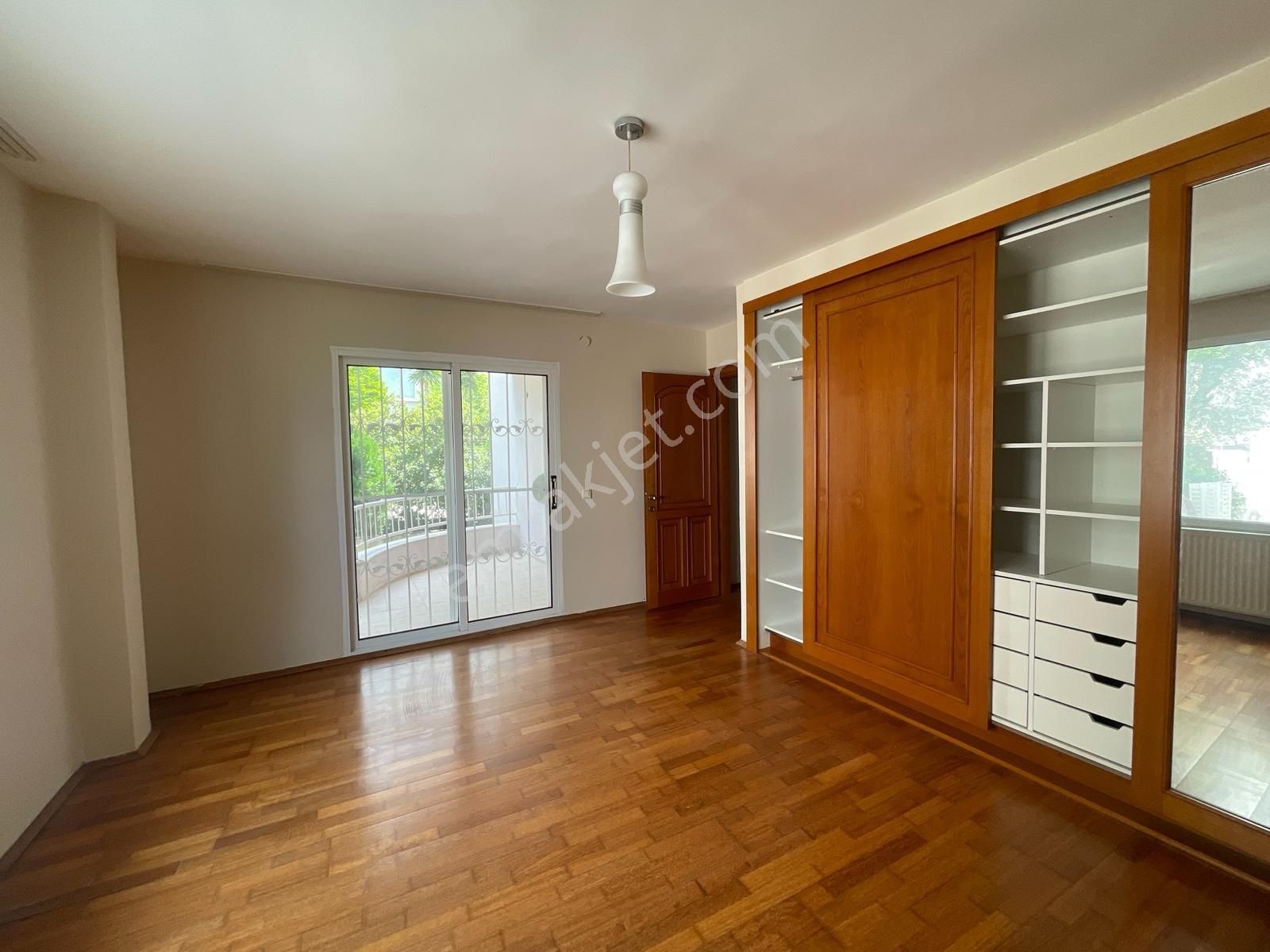 Kuşadası' Nda Site İçerisinde Geniş Ve Şık 3+1 Kiralık Daire