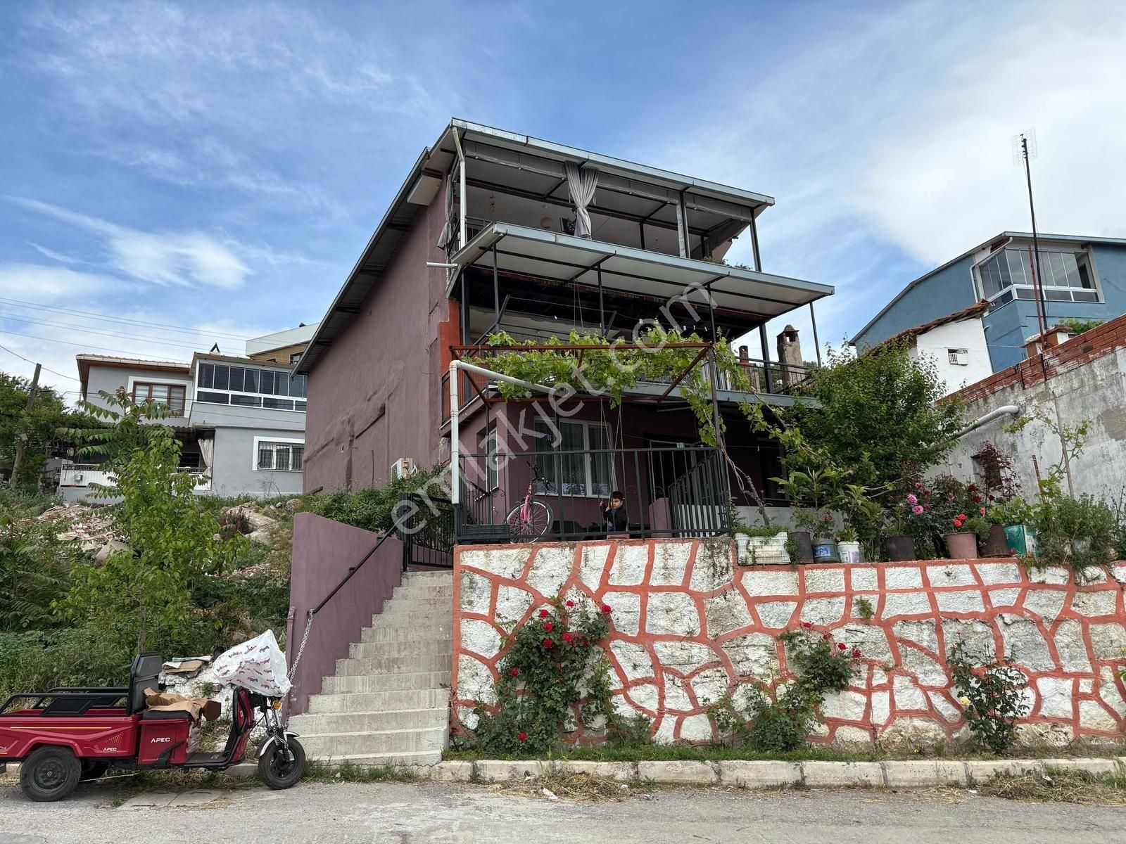 Buca Kaynaklarda Komple Bina Satılık