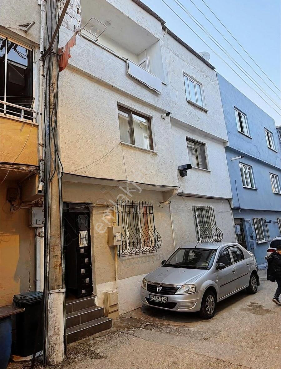 Hamitlerde Pazarın Dibinde 3 Katlı Müstakil Bina