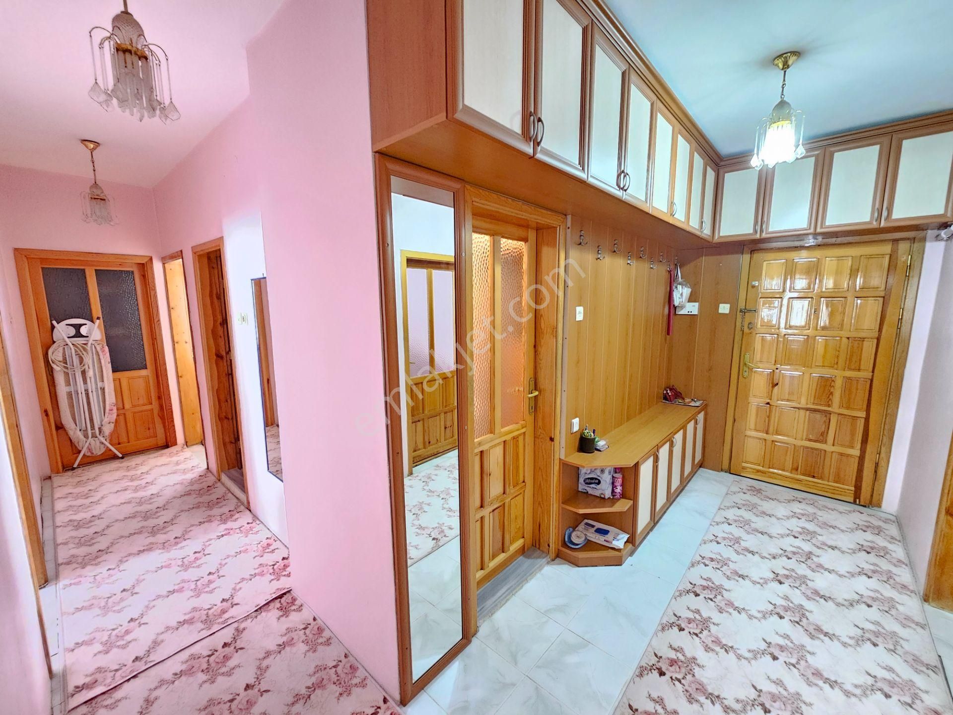 Üçgöz Mah. Arakat 3+1 Kombili İçi Yapılı Satılık Daire