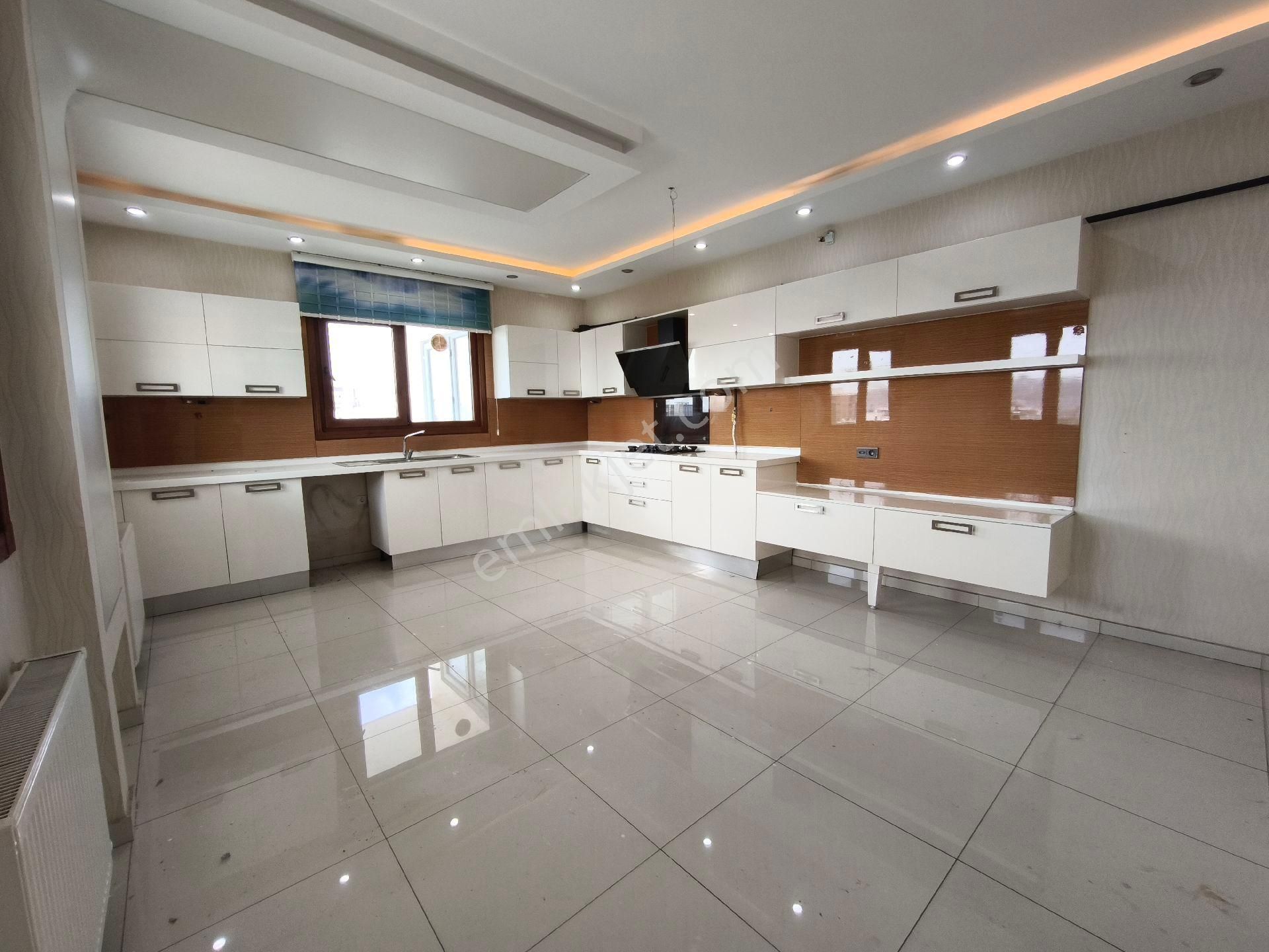 Kadir Geylani Emlaktan Karaköprü 35 Te Cadde Üstü Kiralık 310 M2 4+1