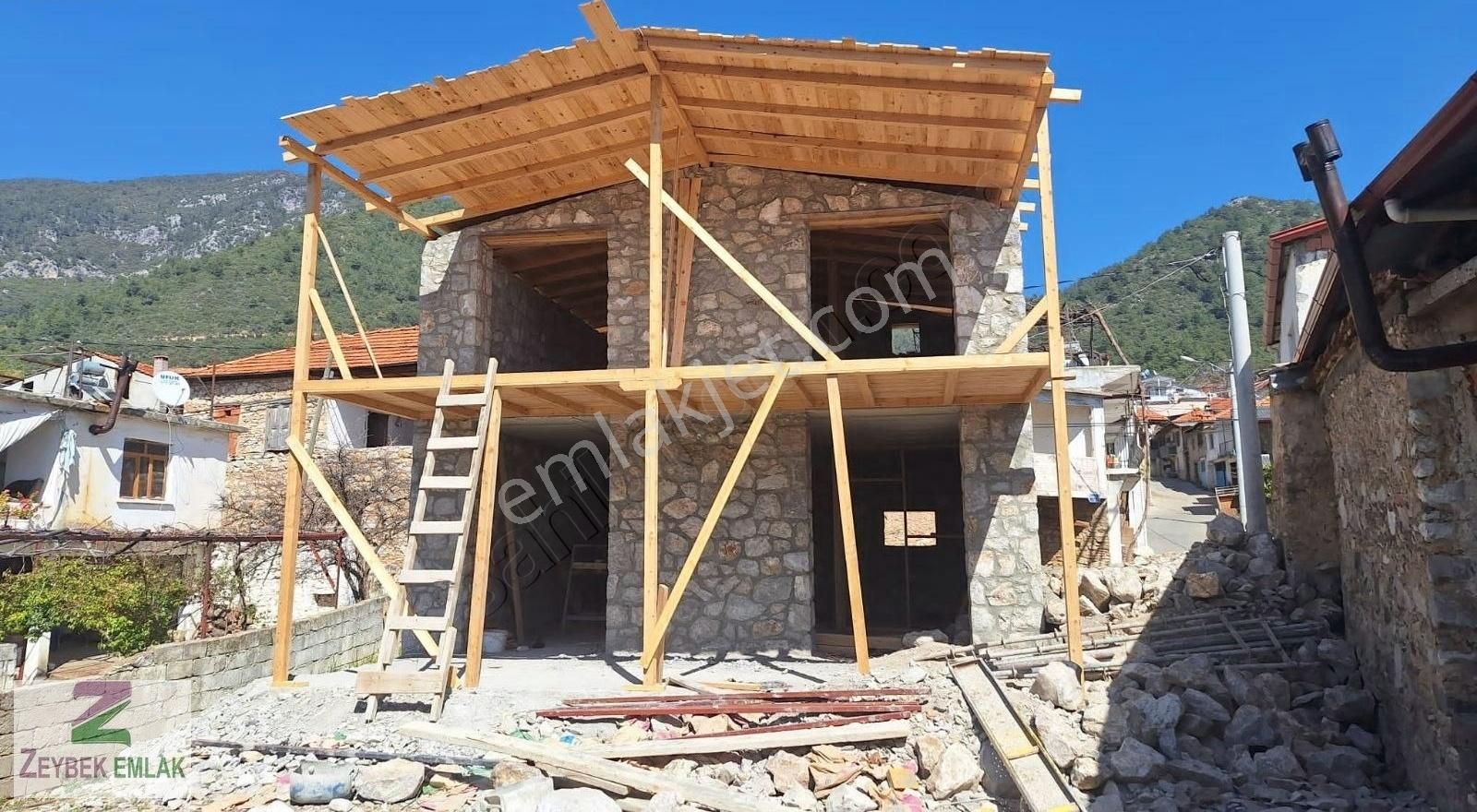 İncirköy Merkezde Taş Villamız Satılıktır.