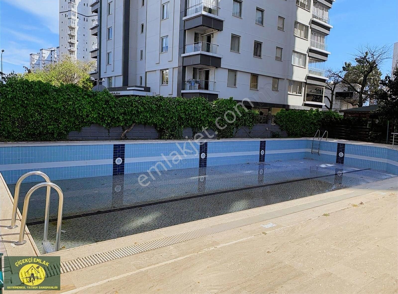 Yeşilbahçe'de, 2+1 90m2 Havuzlu Sitede,eşyalı,kiralık,daire