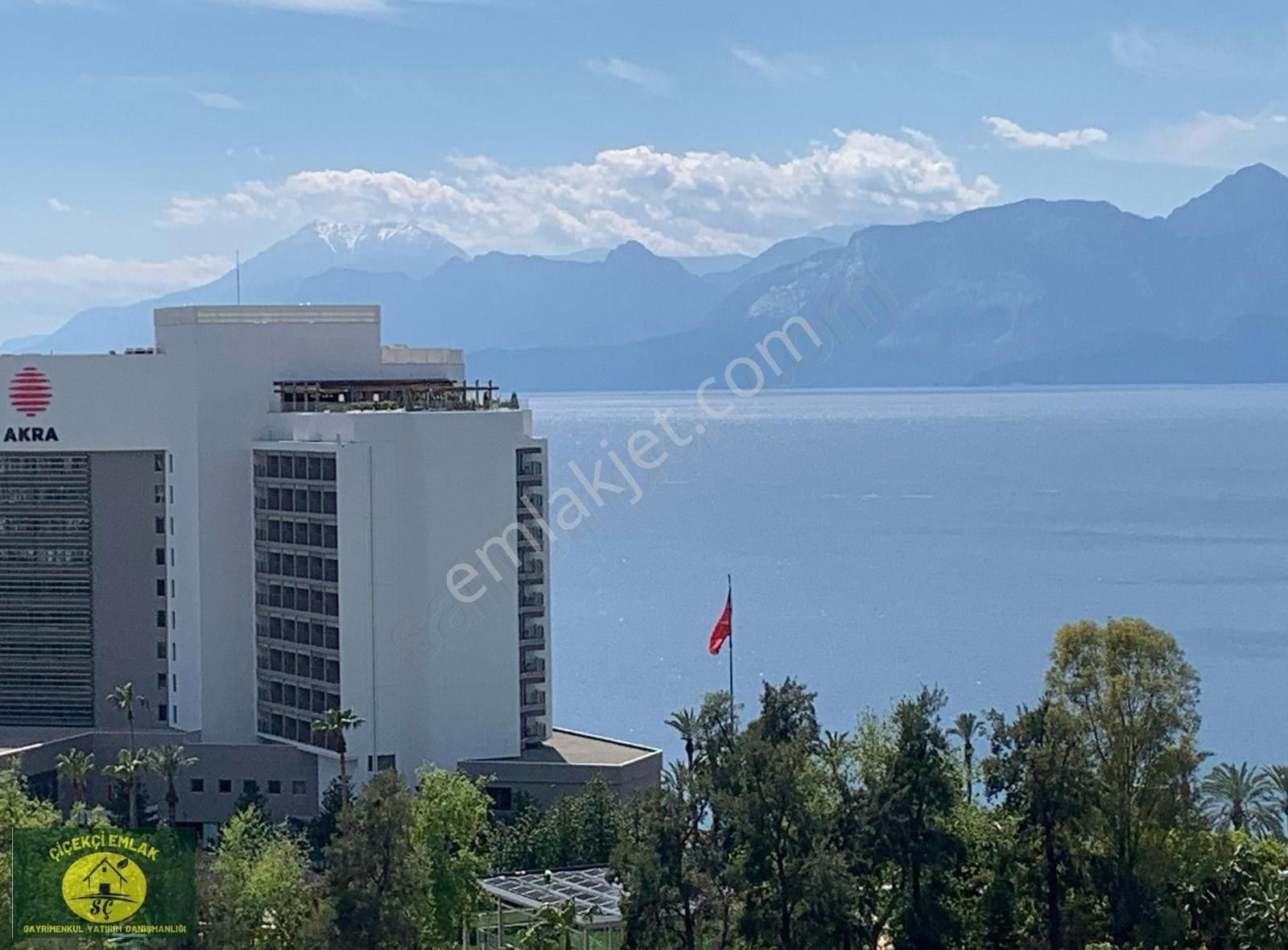 Yeşilbahçe'de, 5+1, 350m2, Deniz Manzaralı Kiralık Dubleks Daire