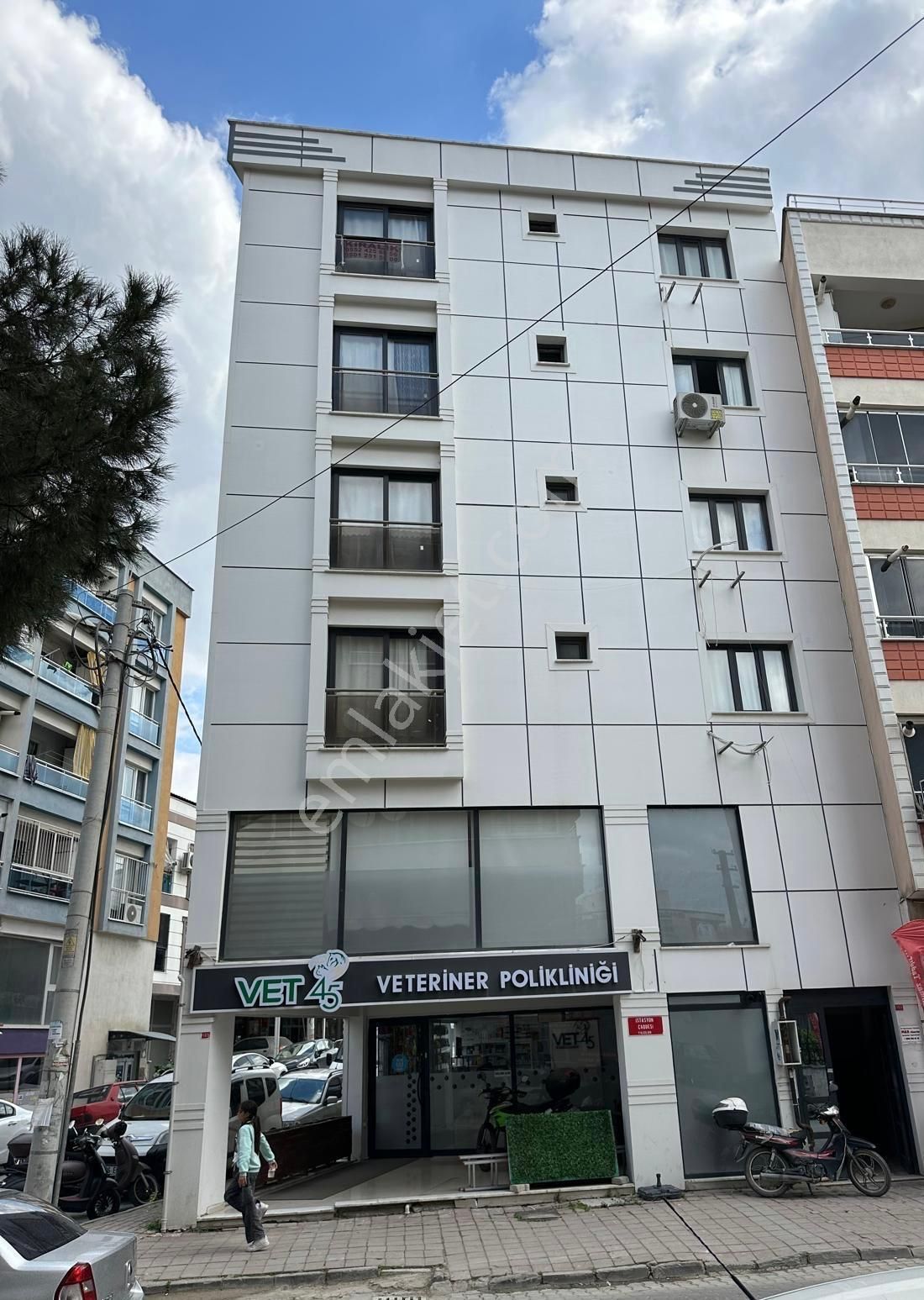 Zeki Emlak'tan Muradiye'de Cadde Üzeri Satılık 1+1 Ara Kat Daire
