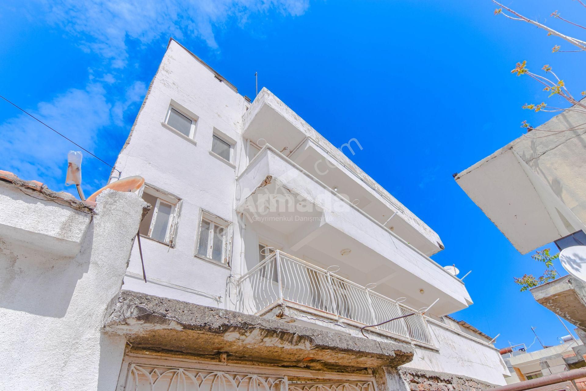 Kuşadası Camiatik Mahallesi'nde Satılık 3+1 Daire