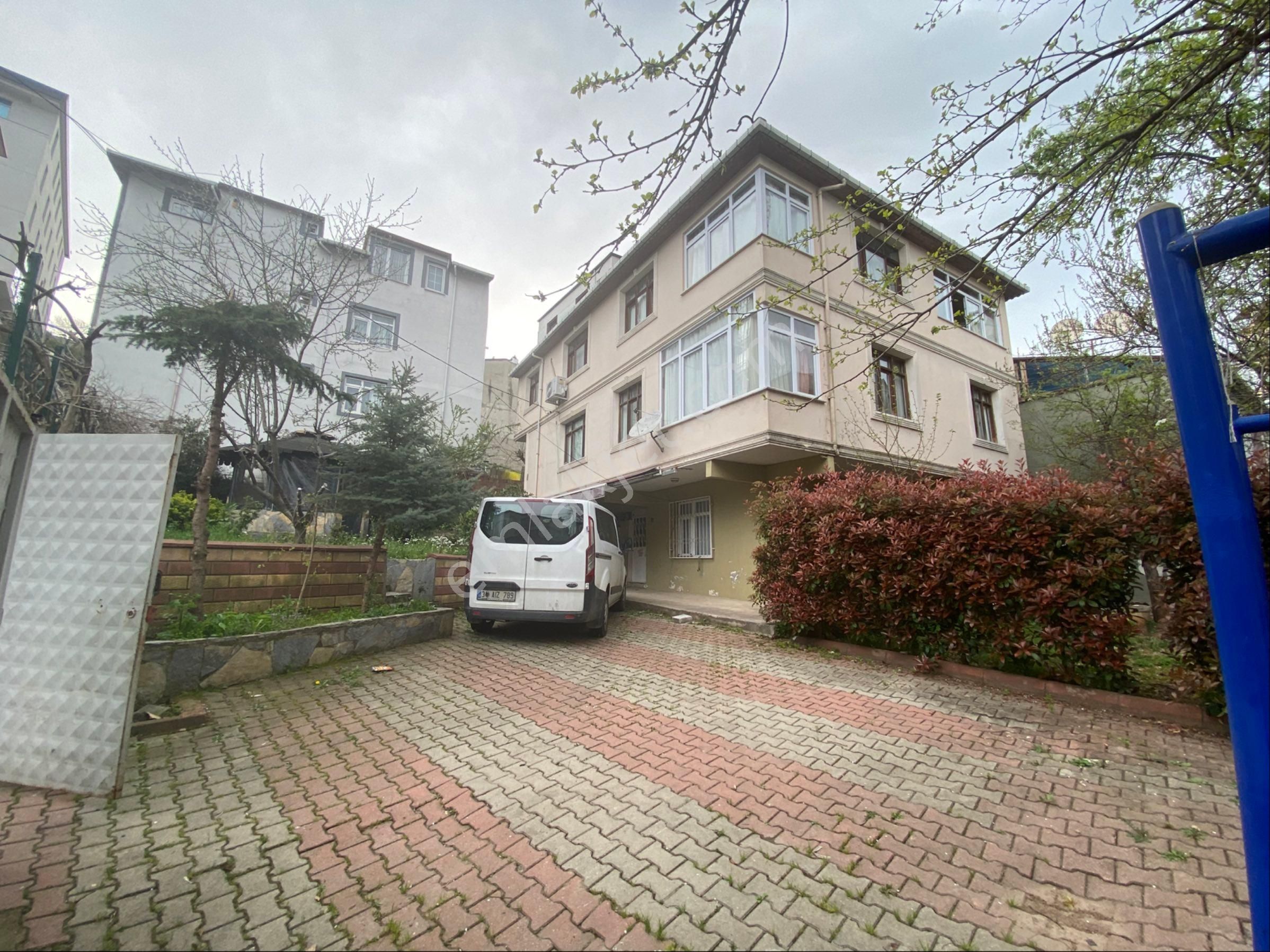 Sancaktepe 461 Metrekare Arsa İçinde 3 Katlı Bahçeli Bina