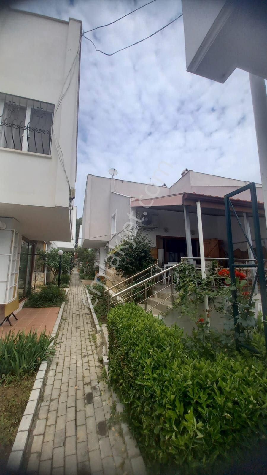 Kuşadası Kadınlar Denizinde Havuzlu Sitede Plaja Yakın Satılık Yazlık