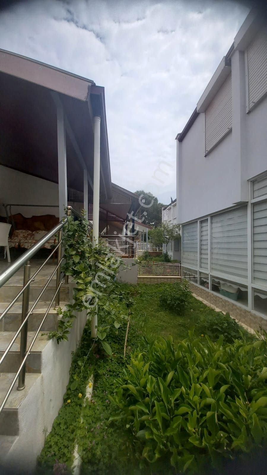 Kuşadası Kadınlar Denizinde Havuzlu Sitede Plaja Yakın Satılık Yazlık