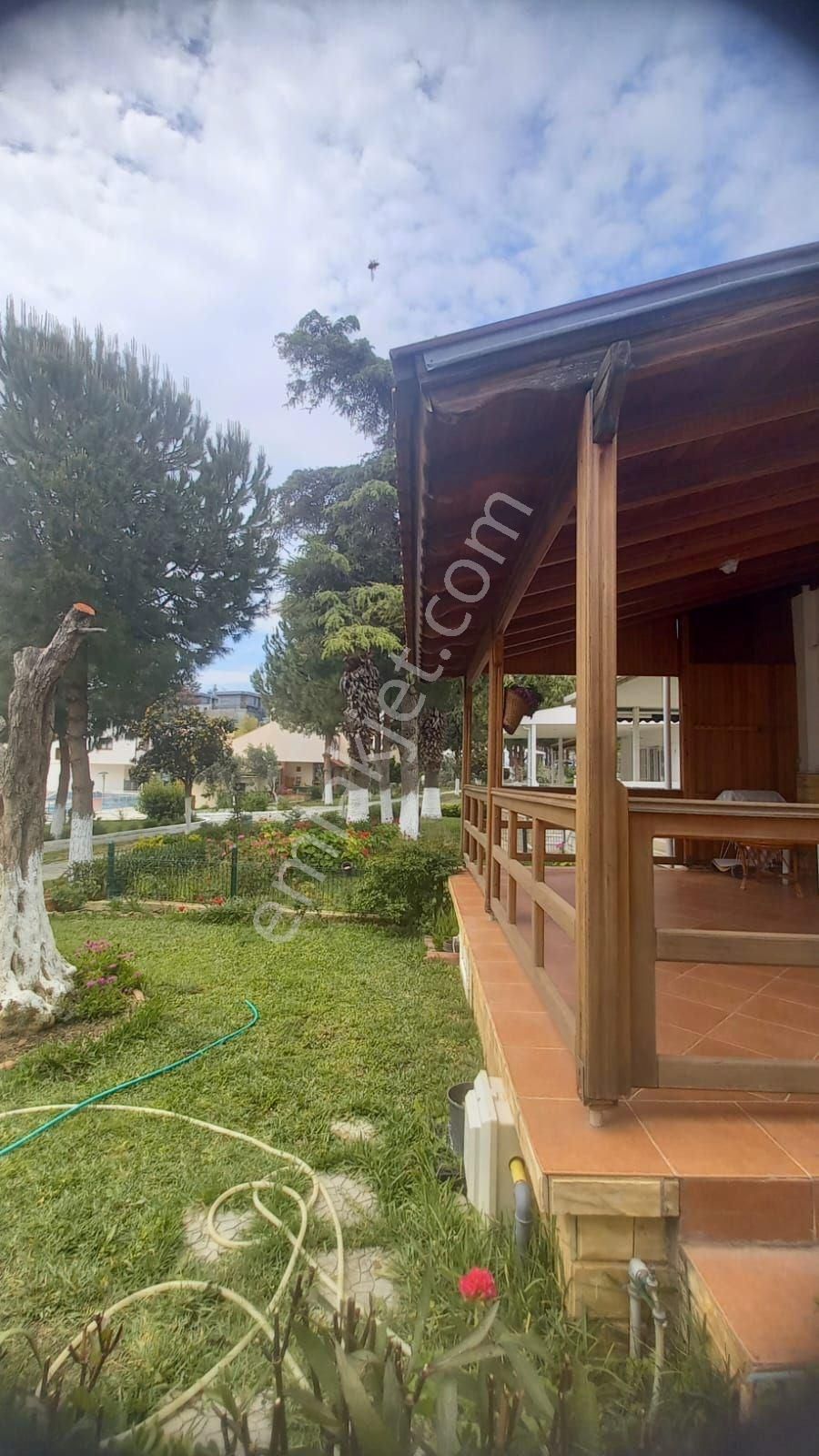 Kuşadası Kadınlar Denizinde Havuzlu Sitede Plaja Yakın Satılık Yazlık