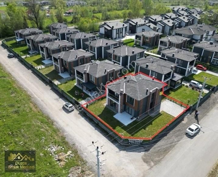 Kazukoğlunda Şen Doğa Villa Sitesinde Bahçeli 235m2 Tekil Villa