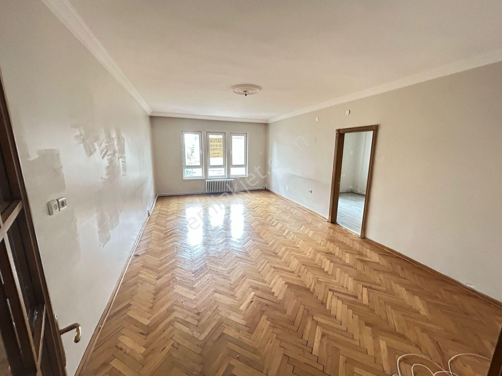 Taner Den,dikmen Ece Caddesinde Kombili 2 Kat 3+1112m2 Bürüt Net 109m2