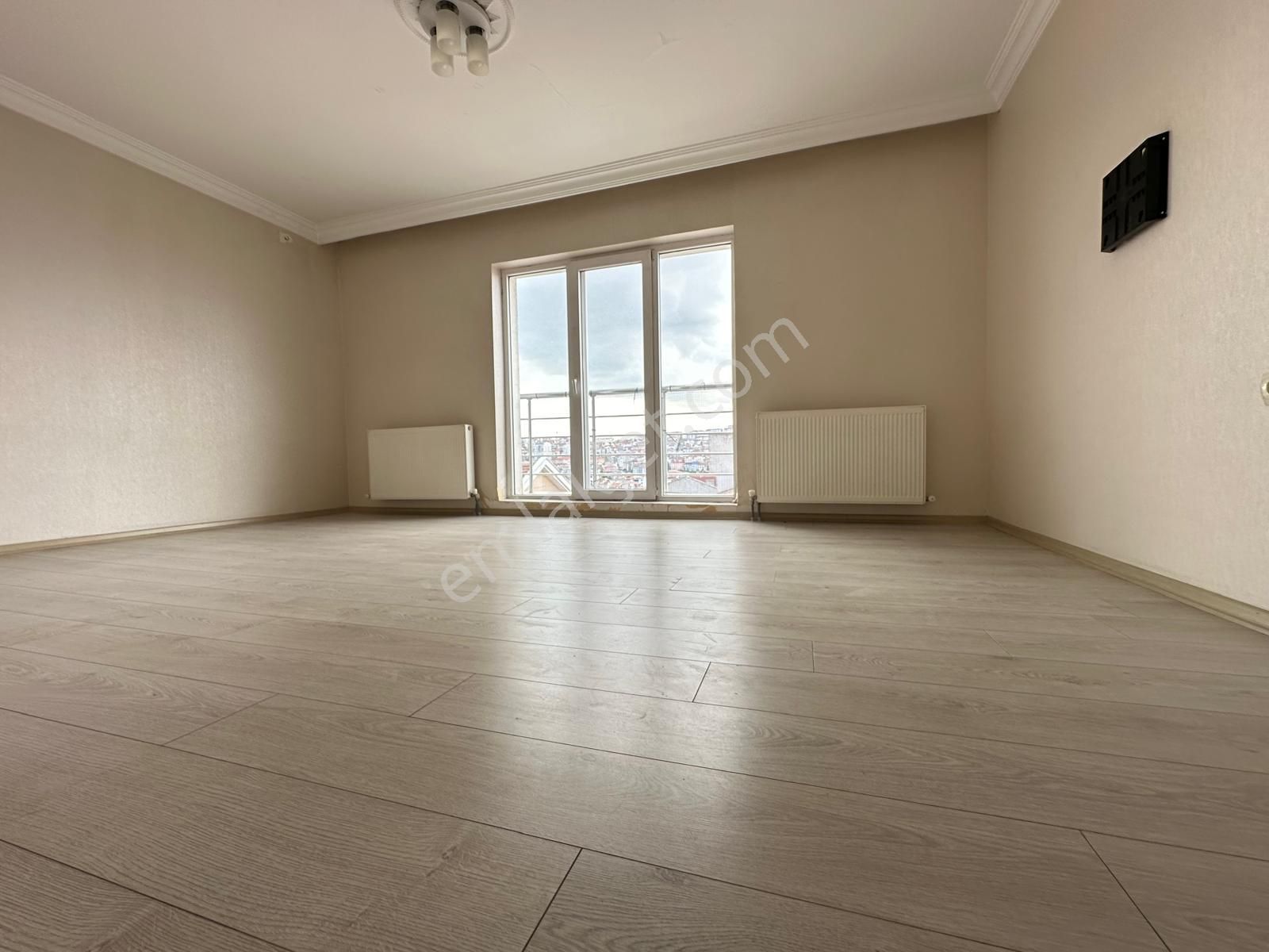 İstasyon Mahallesinde 4+1//190m2 Teras 12 Yaşında
