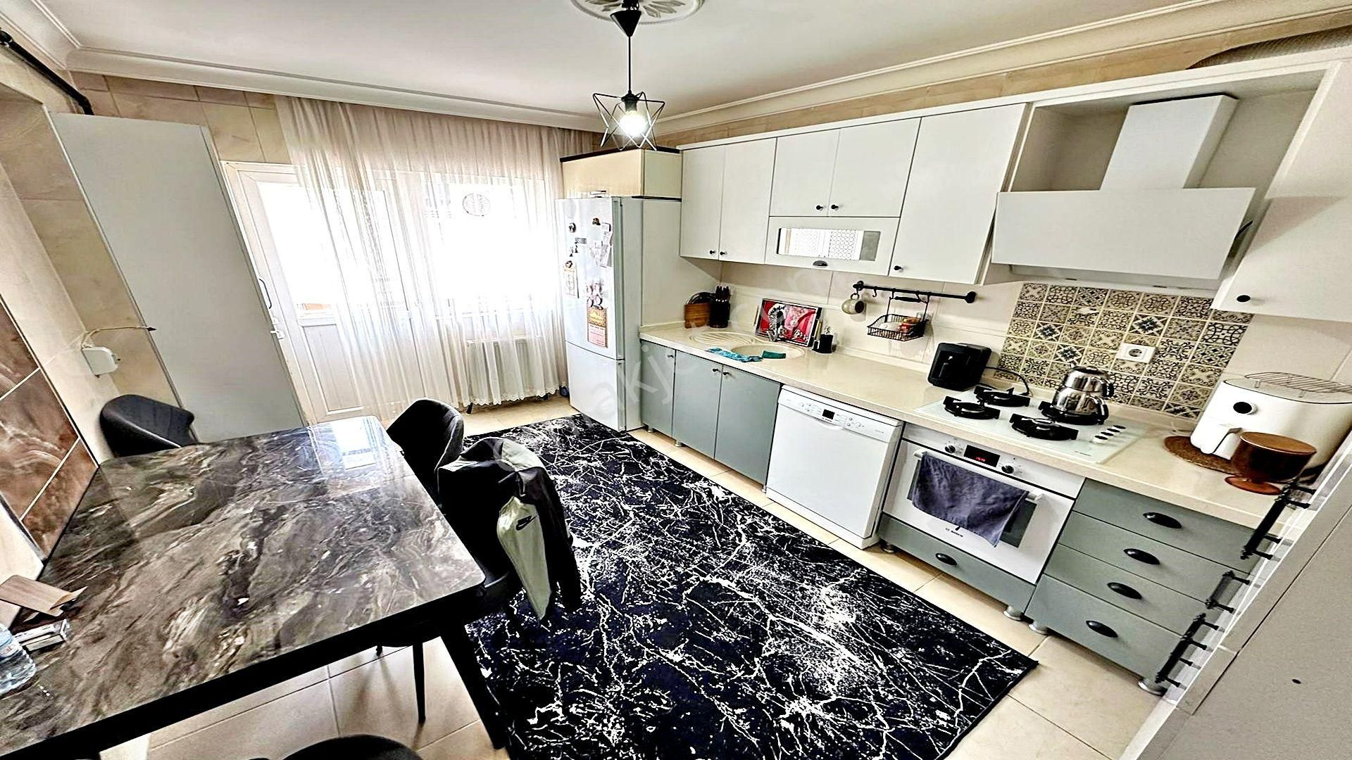 Kanuni Başkent Caddesinde Orta Kat 140m2 Çift Banyolu Yeni Bina!