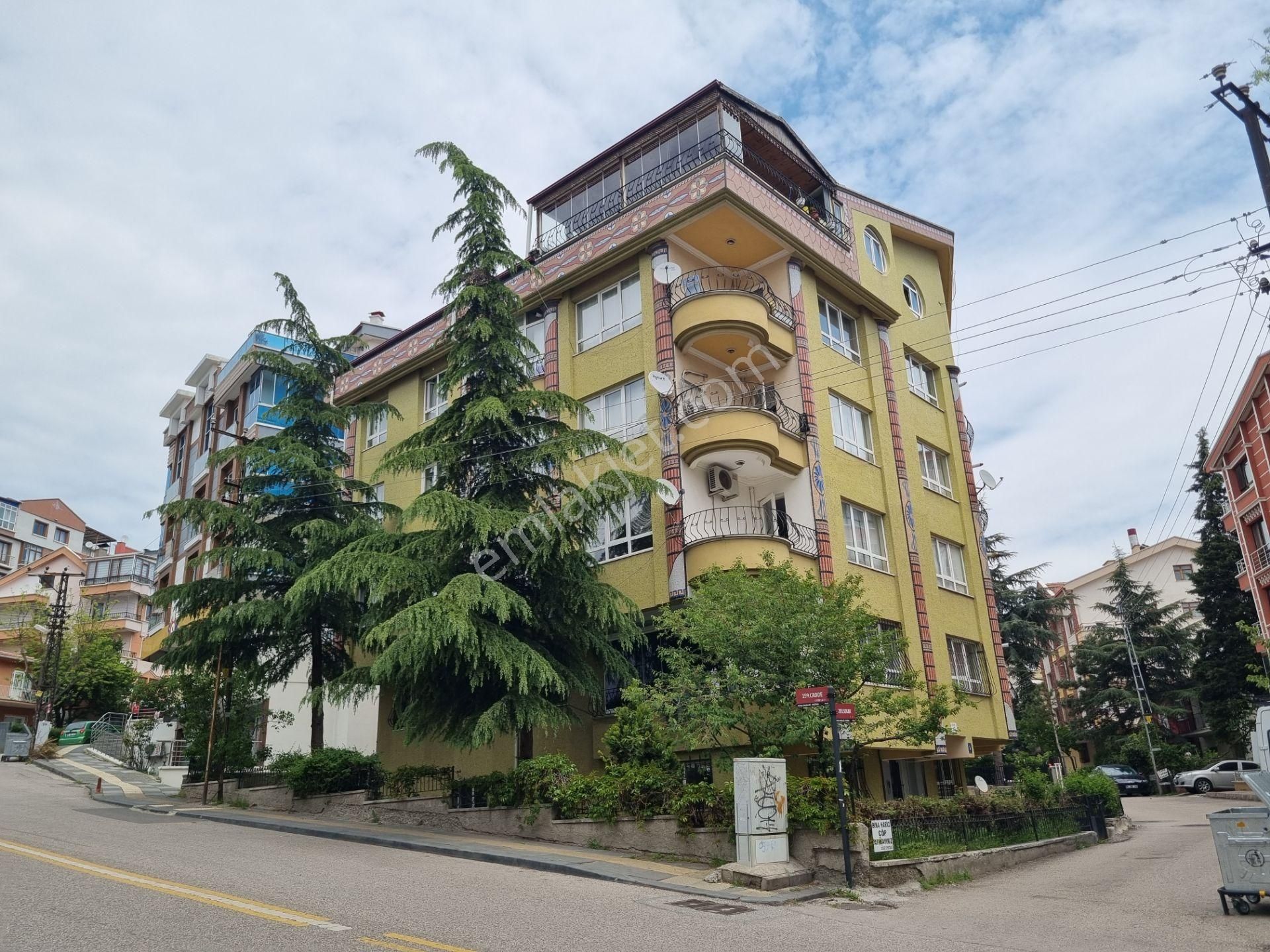 Kardeşler'de Cadde Üstünde 3+1 Giriş Kat Güney Cephe Yapılı Teras Balkonlu