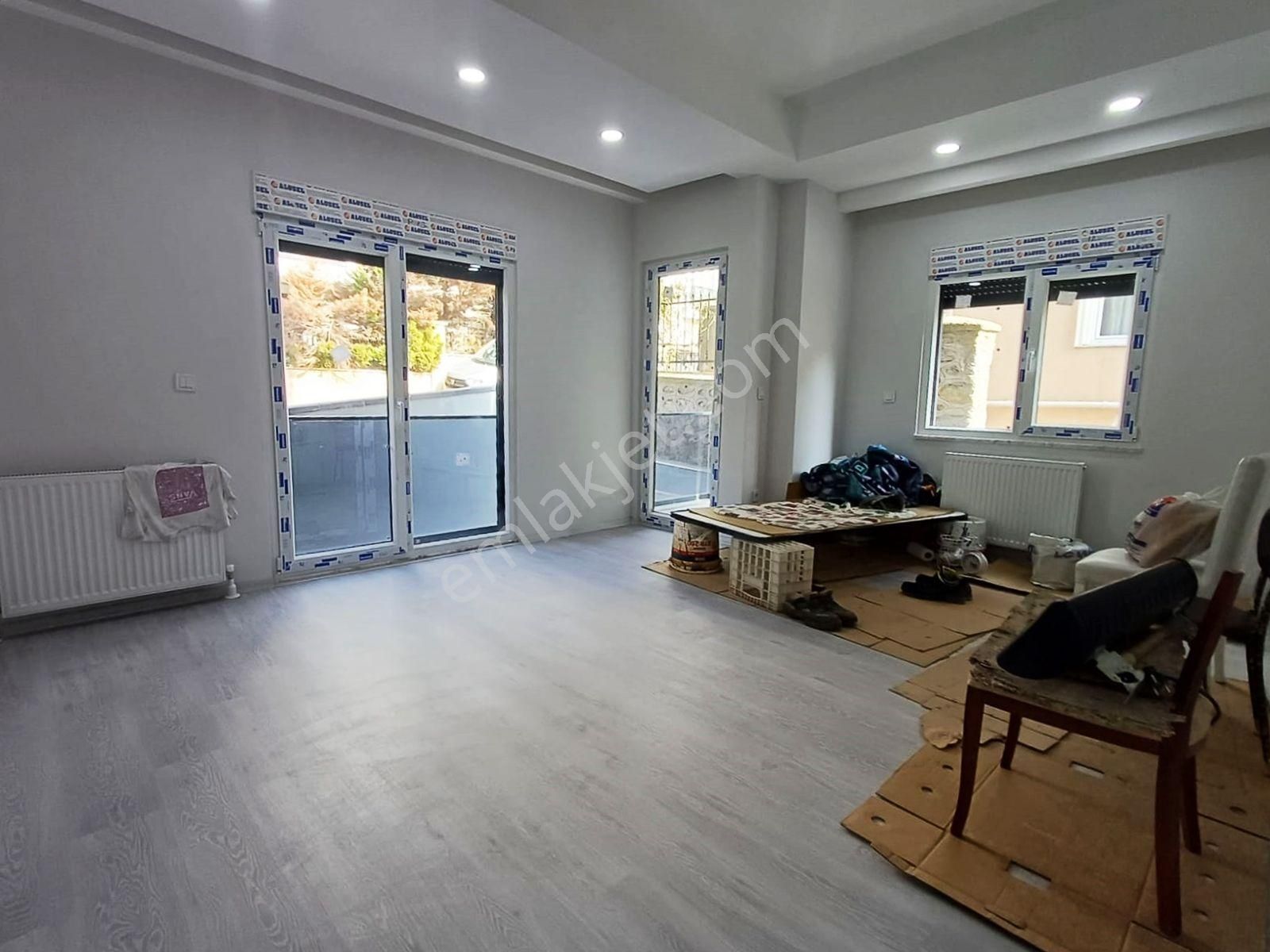 Yakacık Meydana Yürüme Panjurlu Arakat 2+1 Ankastreli Lüks Daire